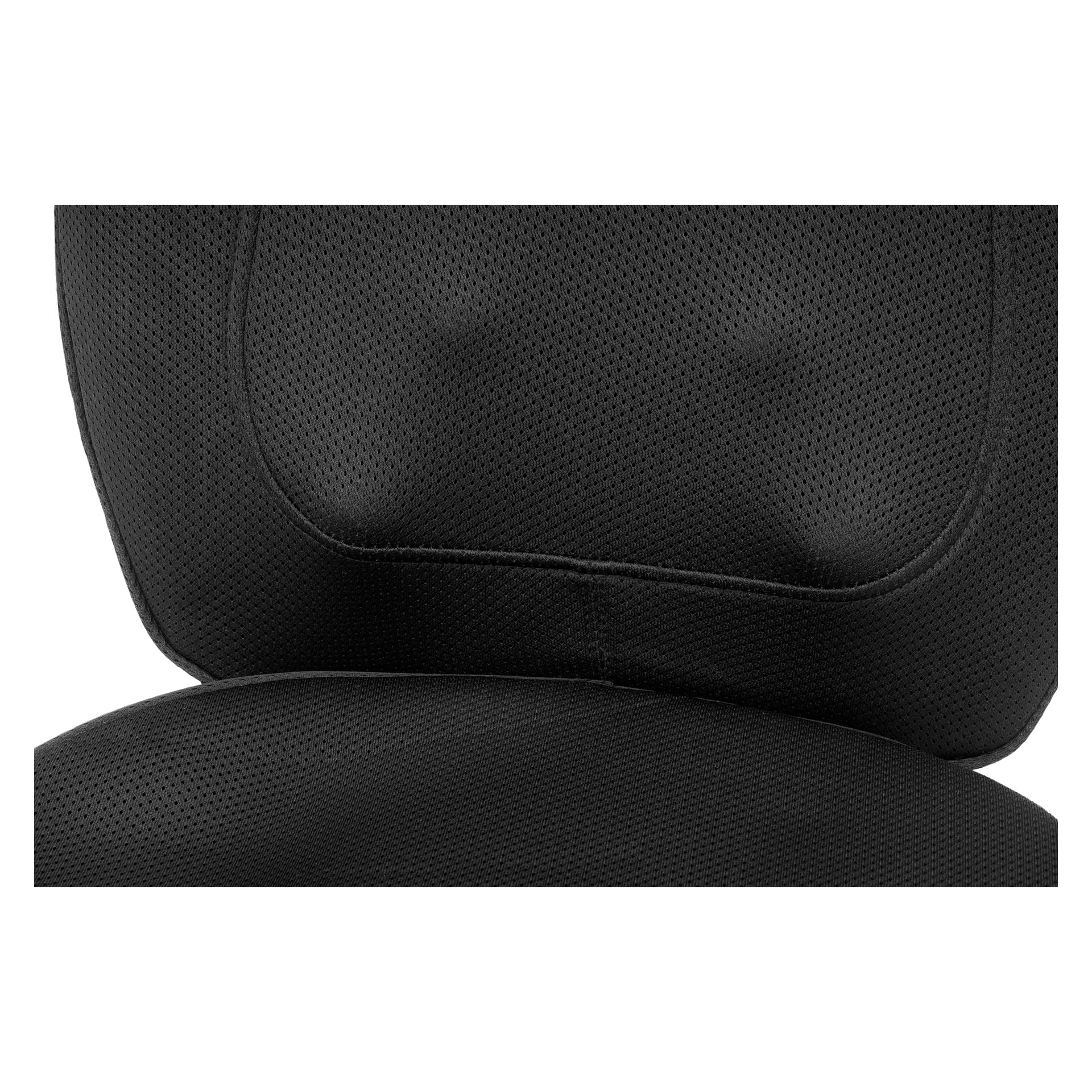 Detaljerad närbild av Bright Massage Cushion med värme, som visar dess svarta, texturerade nätmaterial och tydligt definierade sömmar längs sömmen där ryggstödet ansluter till sätet.