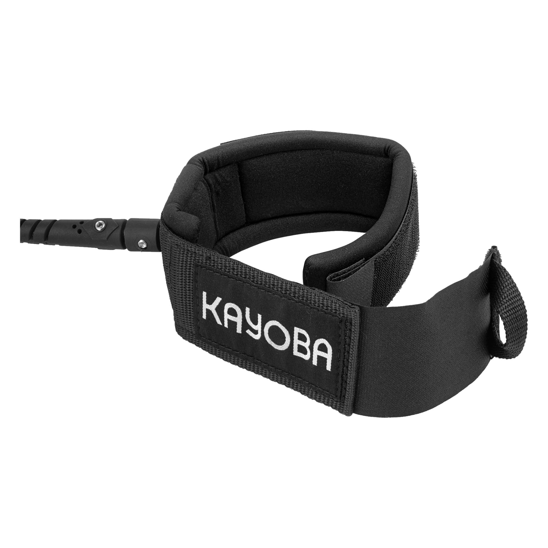 En närbild på den svarta vadderade remmen från Kayoba Safety-linjen för en SUP-bräda, med "KAYOBA" i vita bokstäver och fäst vid en svart stång.