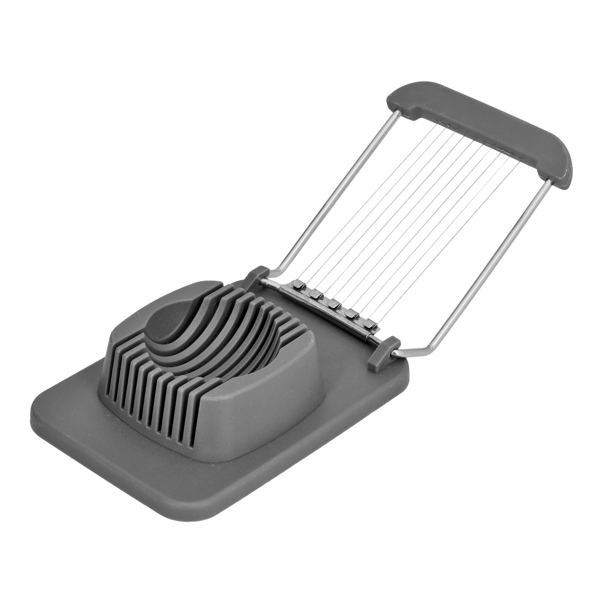 Menuett Egg Slicer är öppen, med en grå bas designad för att hålla ett ägg och ett gångjärnsförsedd lock utrustat med flera metalltrådar arrangerade parallellt för jämn skärning.