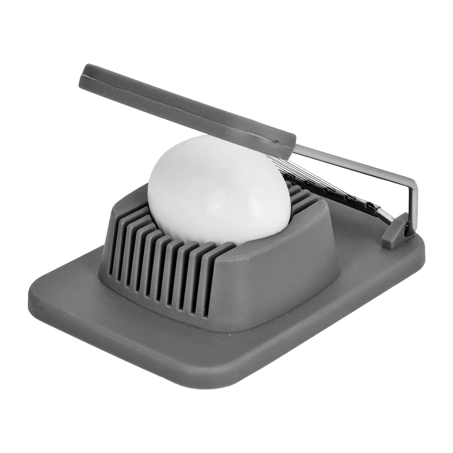 Ett hårdkokt ägg vilar på den grå Menuett Egg Slicer med metalltrådar, förberedda för skivning.