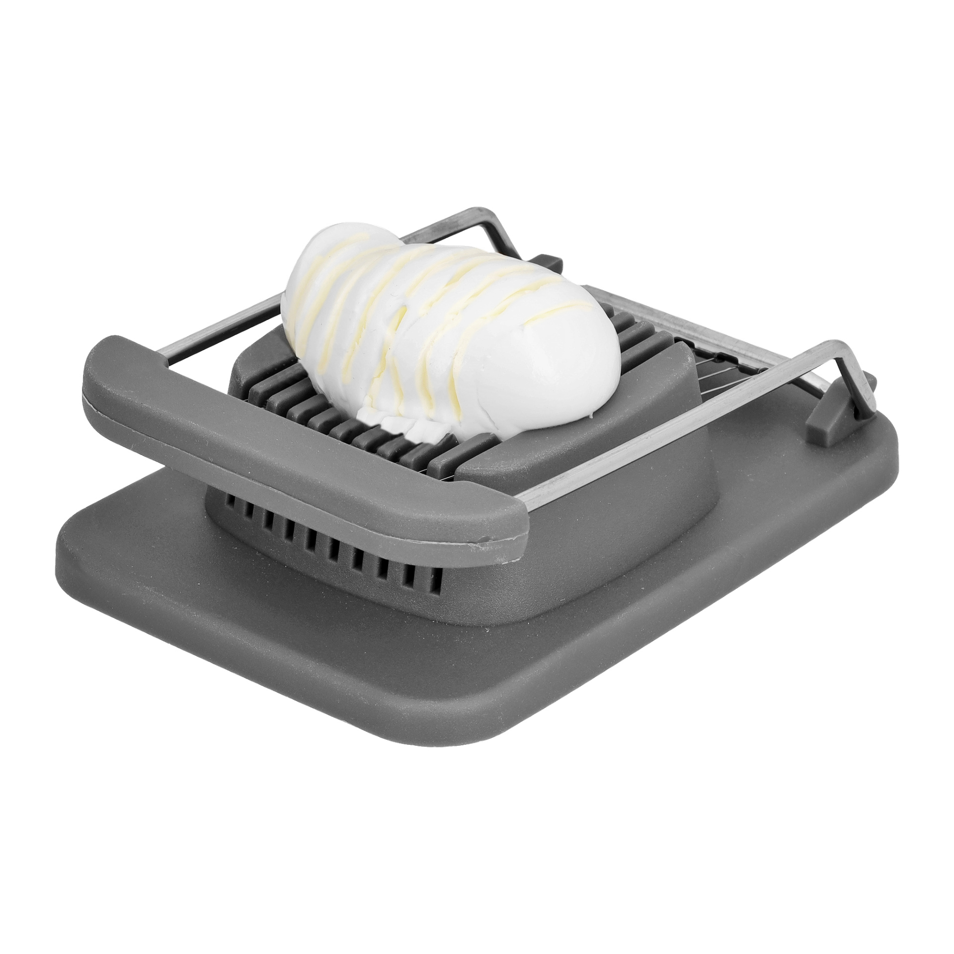 En grå Menuett Egg Slicer håller ett hårdkokt ägg, som delvis är skuret av tunna metalltrådar. Plastskivaren har en upphöjd bas och ett gångjärnsbundet lock som gör att ägget kan skivas jämnt.