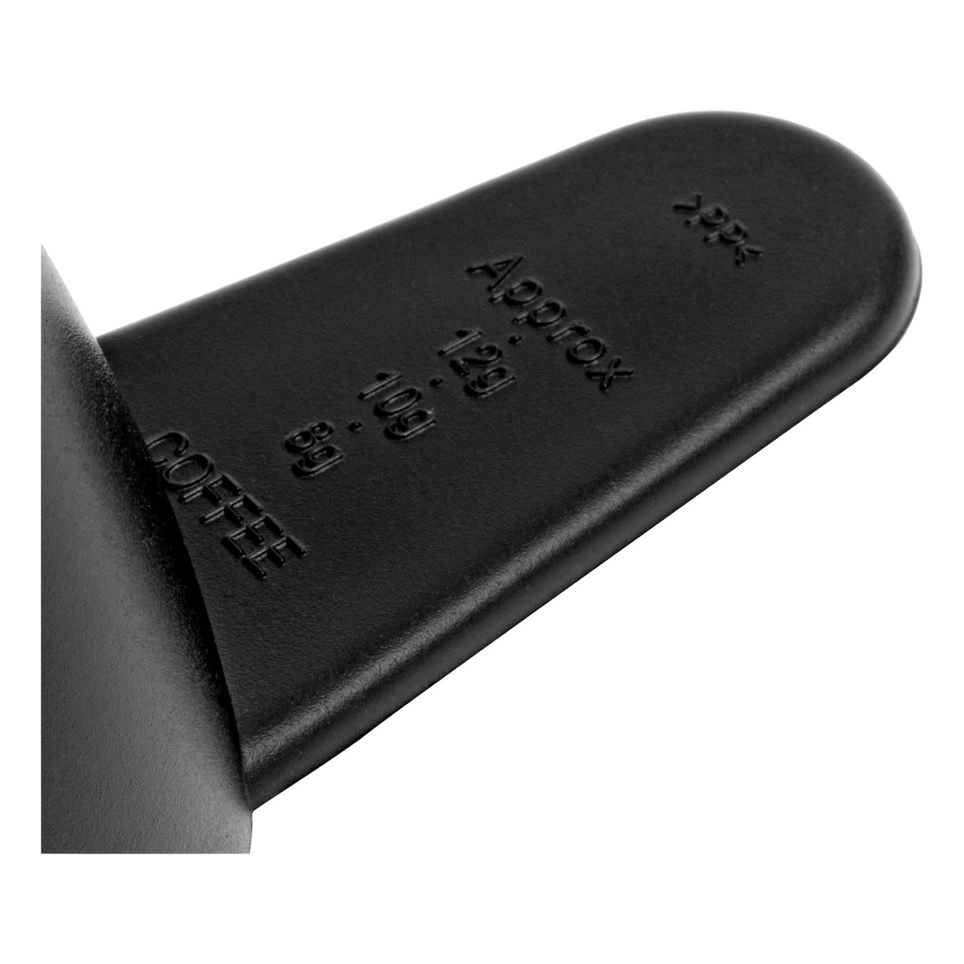 Et nærbilde av en Menuett Coffee scoop 2-pakke viser svart plast med pregede mål (ca. 12g, 10g, 8g) og KAFFE nær håndtaket.