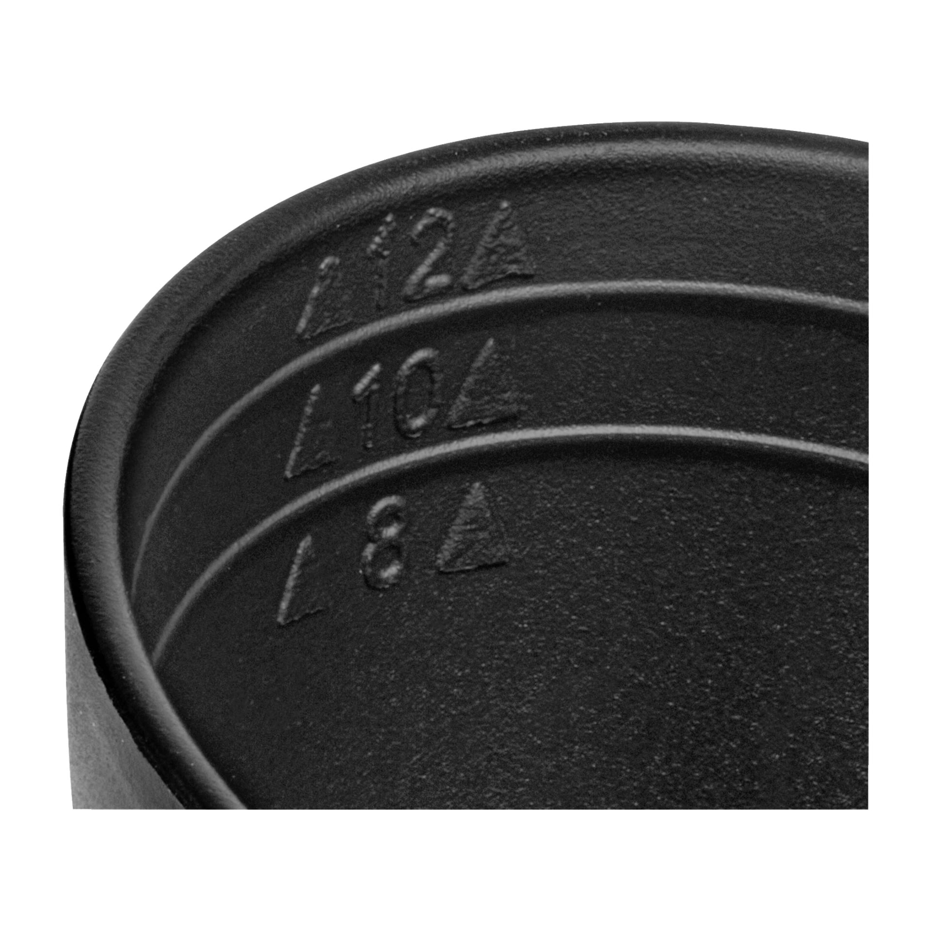 Nærbilde av en Coffee scoop 2-pakke fra Menuett, som viser en svart beholder med hevede målemerker merket 8, 10 og 12, hver ved siden av en trekant. Scoopen har en glatt, litt matt overflate.