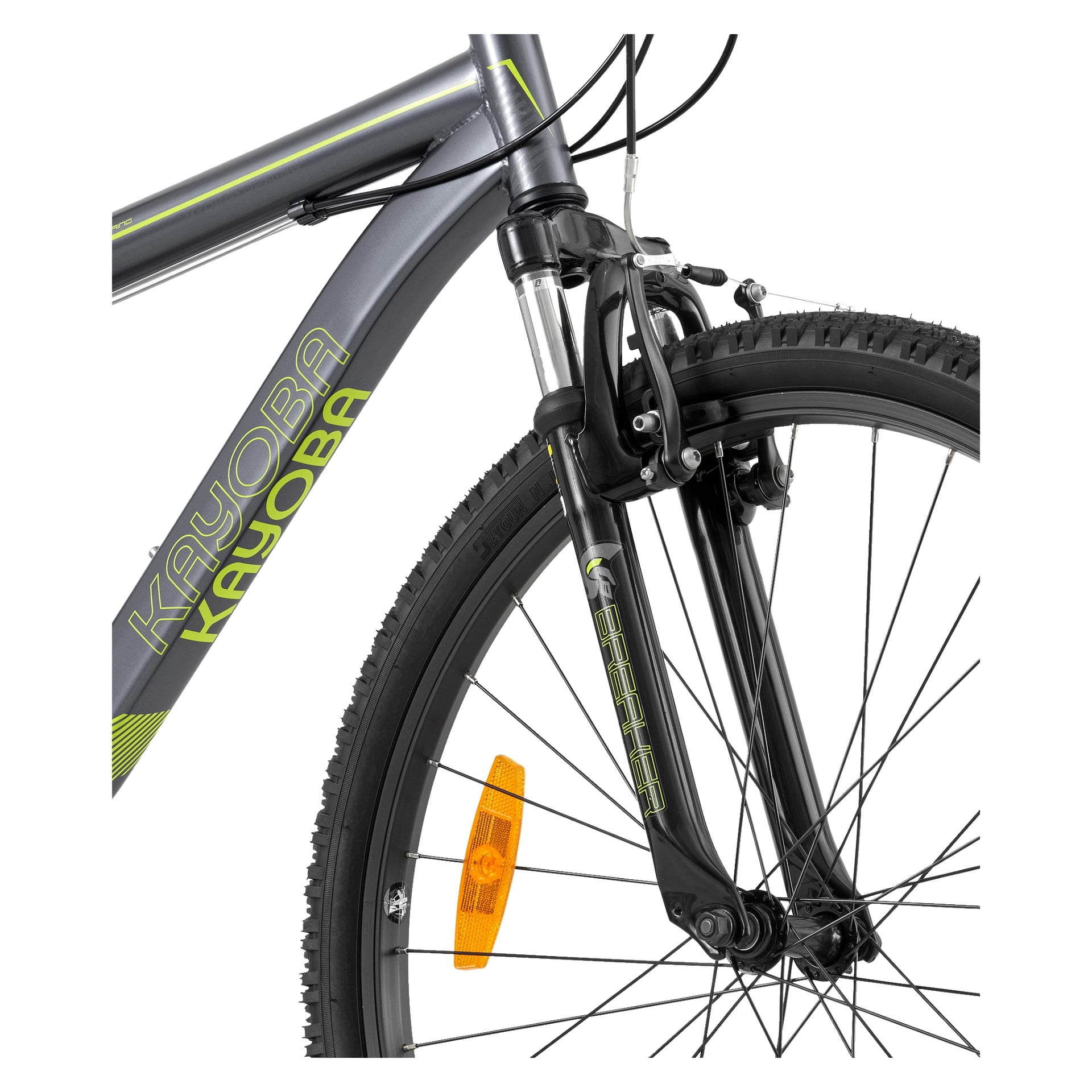 Närbild av framdelen på en grå mountainbike Breaker 2.0 med gulgröna detaljer, som visar framfjädringsgaffel, frambroms, däck med orange reflektor och ramen märkt Kayoba.