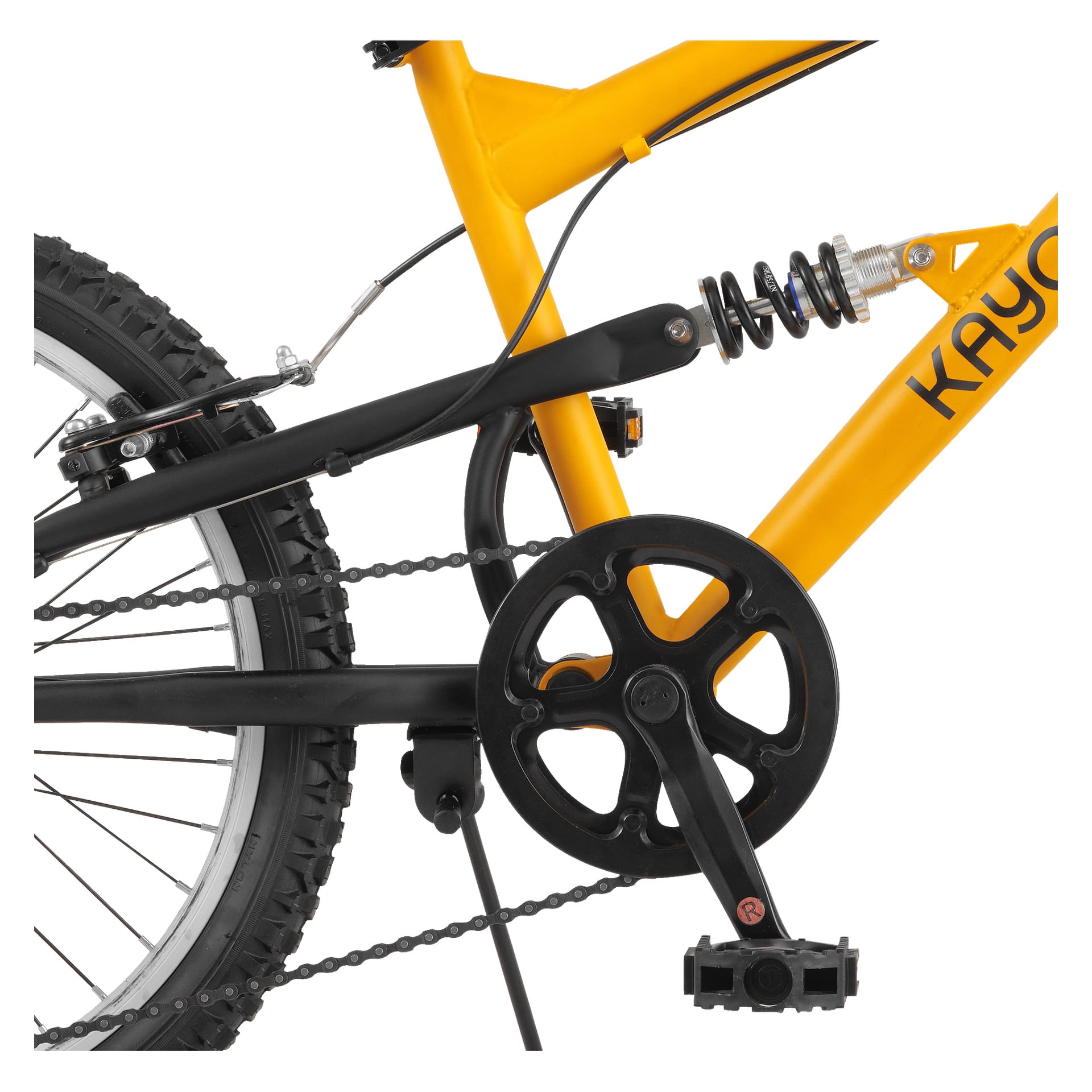 Detaljerad vy av en gul och svart Kayoba mountainbike som framhäver bakhjulet, kedjan, pedalen, vevaxeln och fjädern bak. "Kayoba" är delvis synligt på bilden.