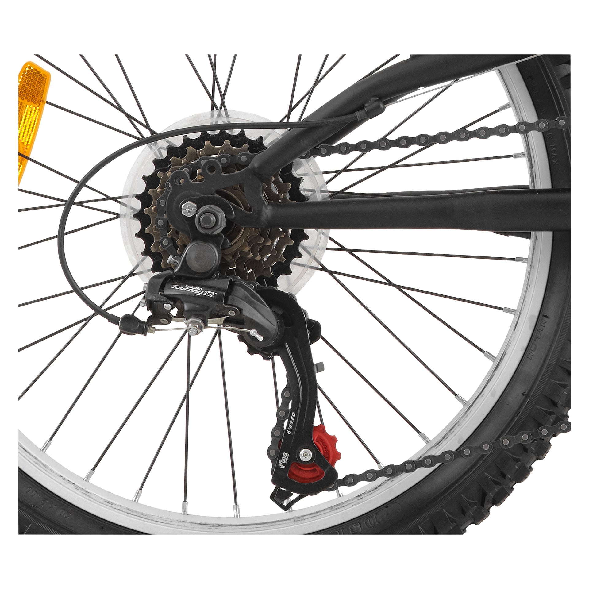 Detaljerad vy av bakhjulet på en Kayoba mountainbike, med framhävning av växlar, växel, kedja, däcksektion med ekermönster och en orange reflektor fäst på vänster sida.