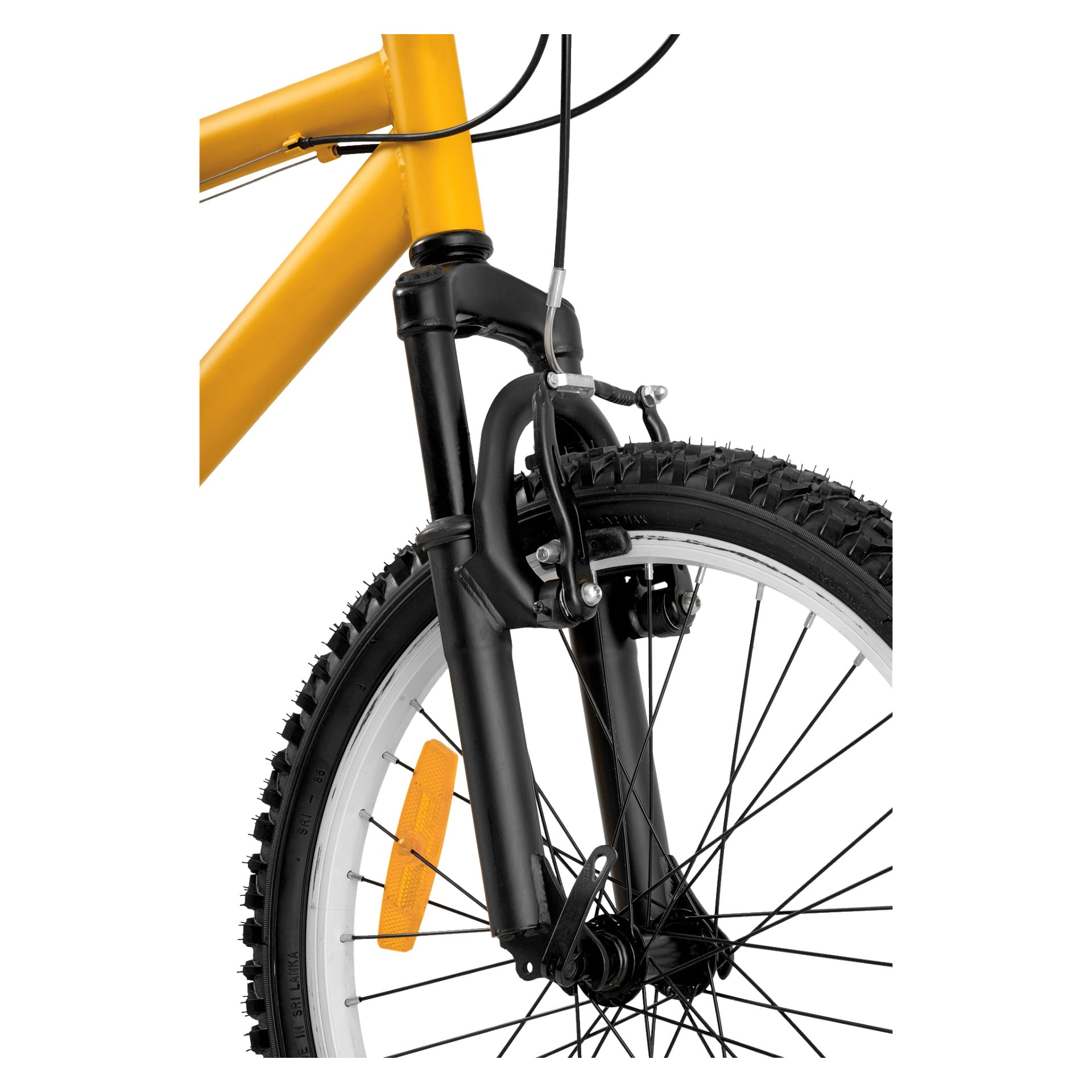 Närbild av framdelen på Kayoba Mountainbike som visar fjädringsgaffeln, bromskablar, svart däck med mönster, vit fälg med ekrar och en orange reflektor.