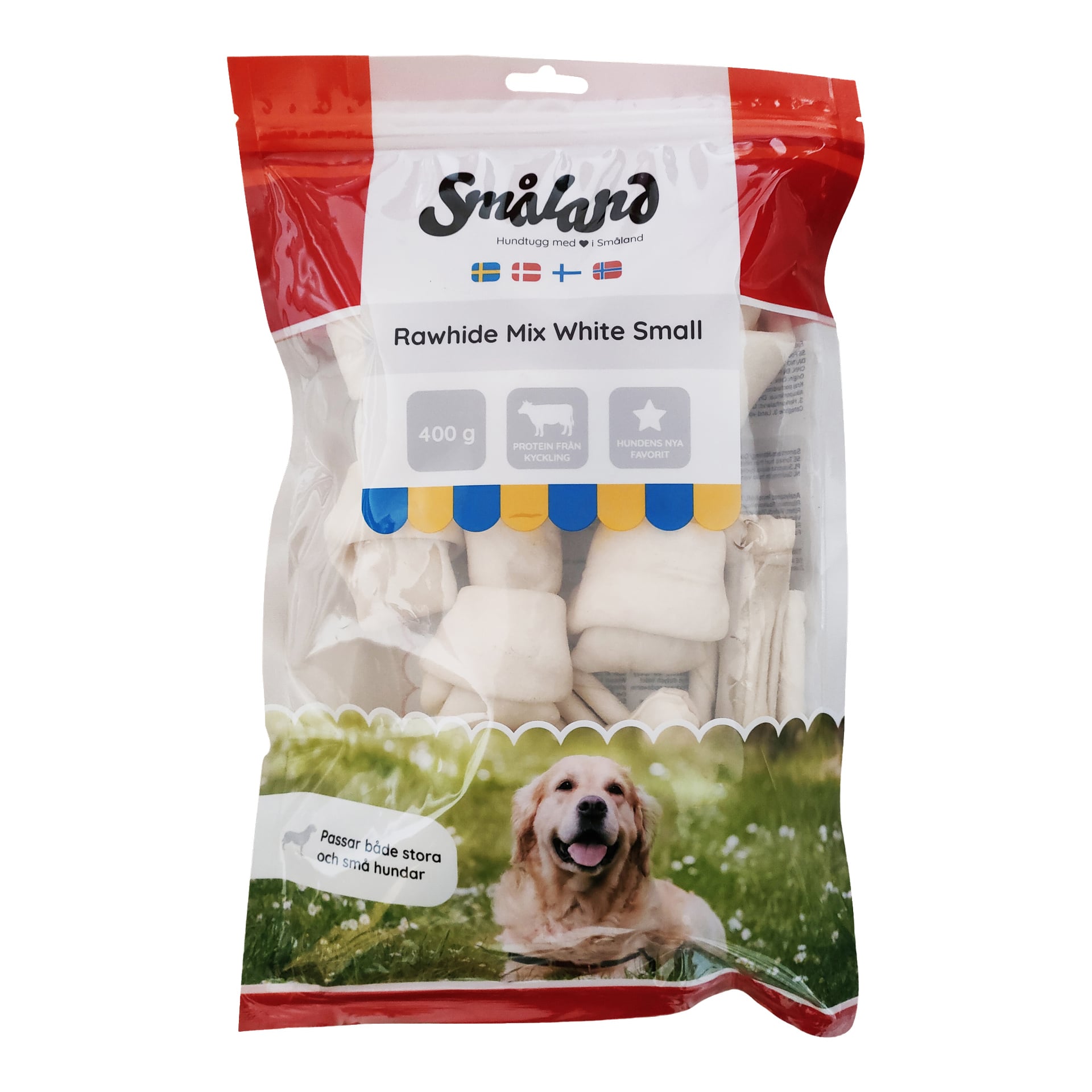 En 400 g påse Småland Chewing Bone med röd och vit förpackning, dekorerad med flera flaggor och en bild av en golden retriever som slappnar på gräset. Förpackningen anger att produkten är lämplig för hundar i alla storlekar.