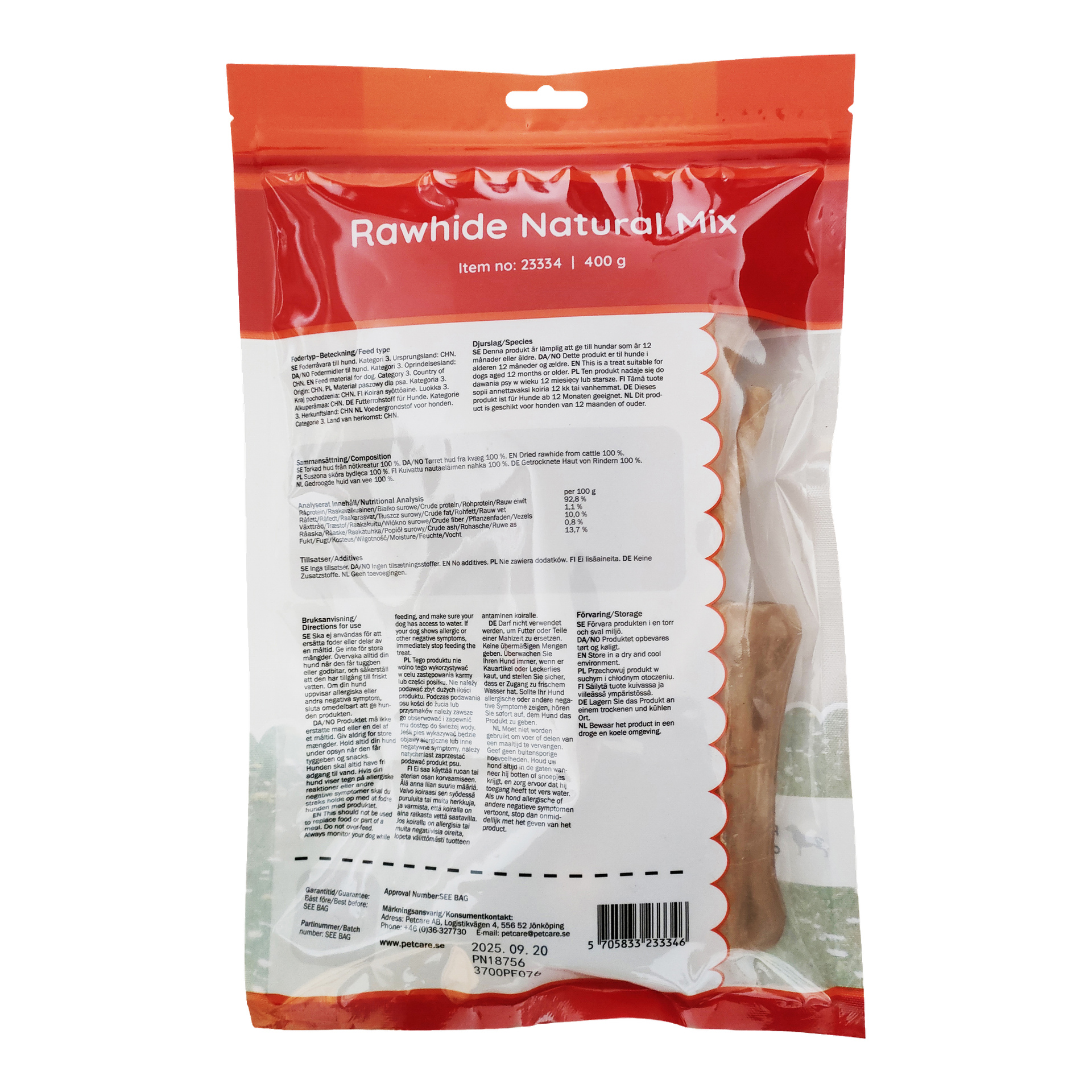 En genomskinlig plastpåse från märket Småland, märkt Chewing bone, innehåller ett tuggbett från råhud för hundar. Baksidan av förpackningen visar produktinformation, en lista över ingredienser och en streckkod tryckt i svart på ett vitt område.