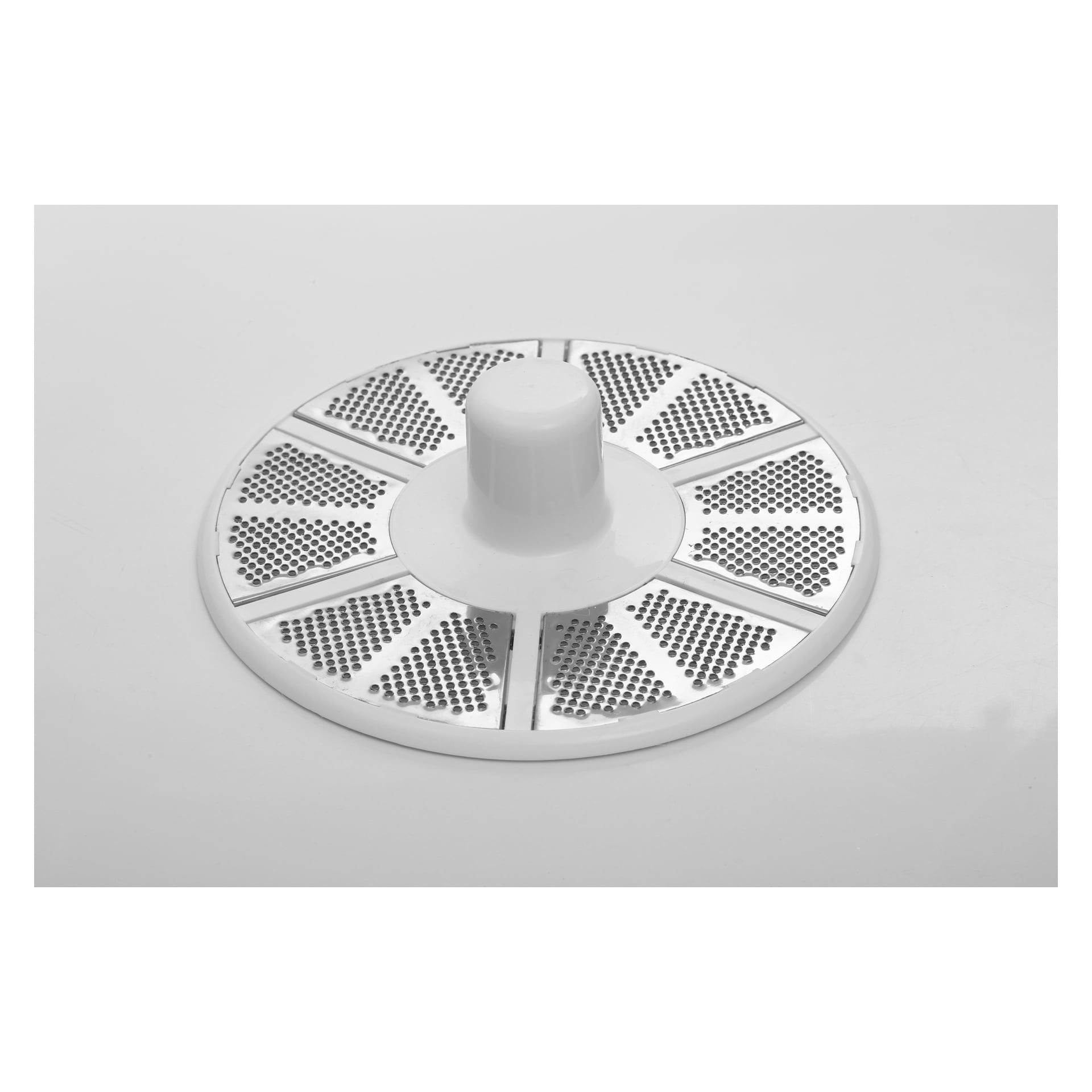 En cirkulär rivjärnsplatta gjord av vit plast och metall, med en upphöjd mittpunkt och flera perforerade områden, sedd ovanifrån som en del av Bright Electric Potato Peeler.