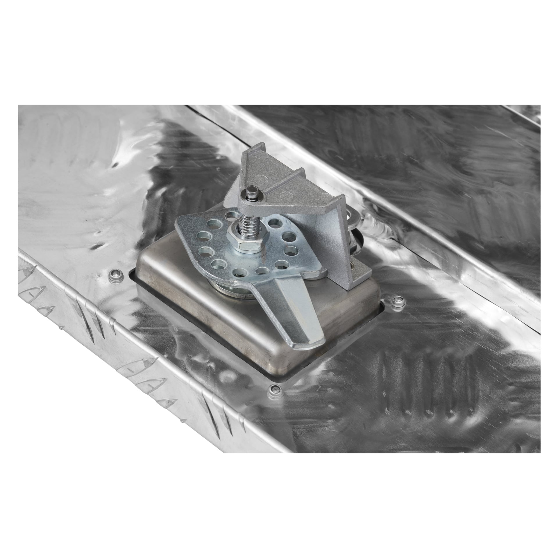 En detaljerad vy av Hard Head Aluminium-lådan visar en mekanisk metalldel fäst vid dess texturerade metallyta, med en cirkulär perforerad platta, en fjäder och en hävstång.