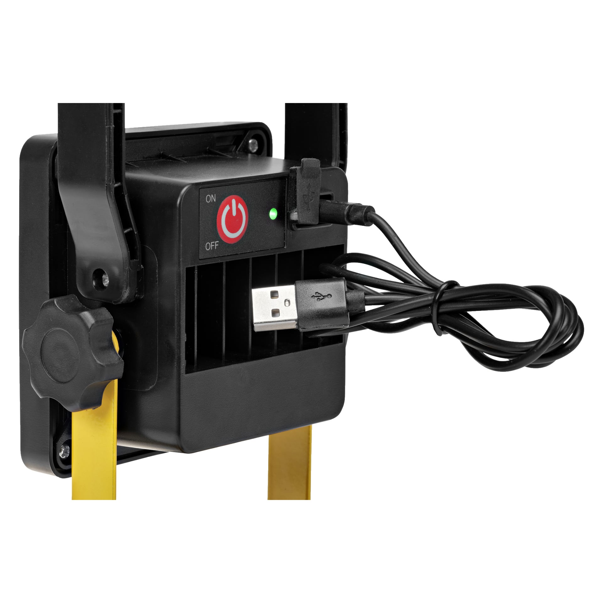 Närbild på Anslut Battery-drivna arbetslampa LED med strömbrytare, en lysande grön indikatorlampa och två USB-kablar inkopplade. Lampan är fäst vid gula metallstöd.