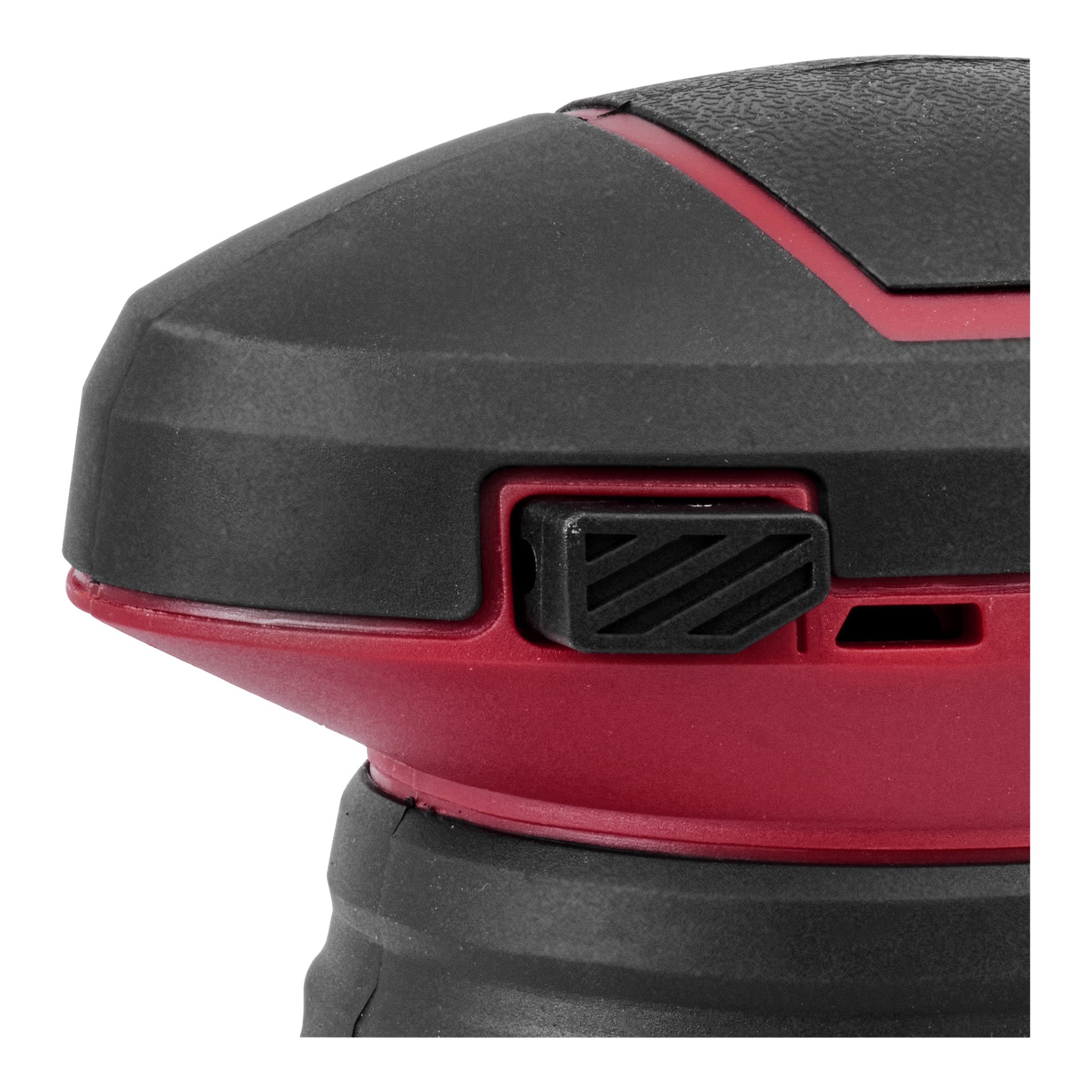 Detaljerad närbild av Meec Tools Multiseries Eccentric slipmaskin OS-18V HOME 500 i svart och rött, med fokus på den texturerade svarta strömbrytaren på sidan. Den matta ytan och de markerade spåren över enhetens yta är tydligt synliga.