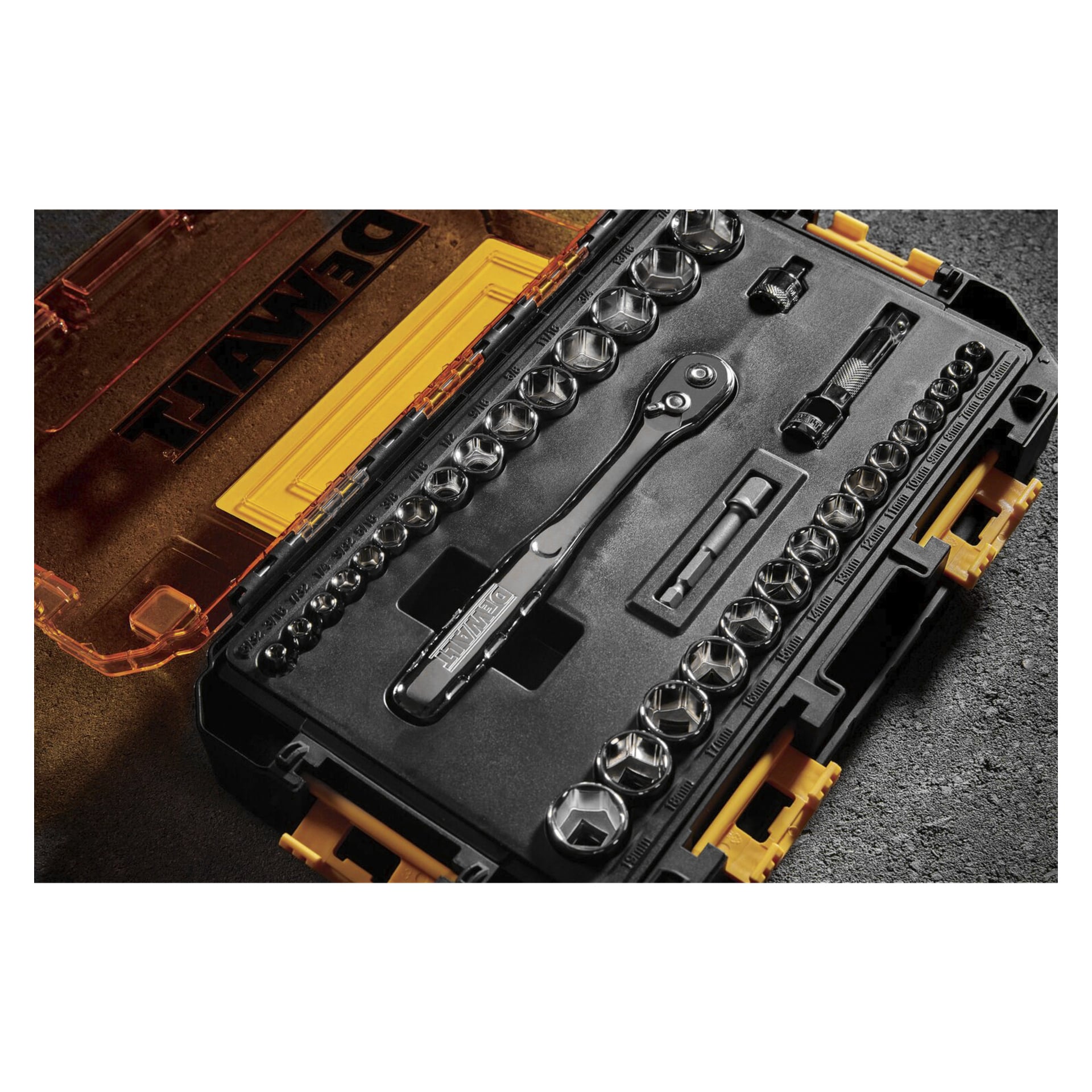 Ett 34-delat DeWalt-hylsnyckelset visade i en svart och gul plastfodral, med ett spärrhandtag i mitten, en förlängningsstång och både metriska och SAE-hylsor prydligt ordnade efter storlek i en formgjuten bricka.
