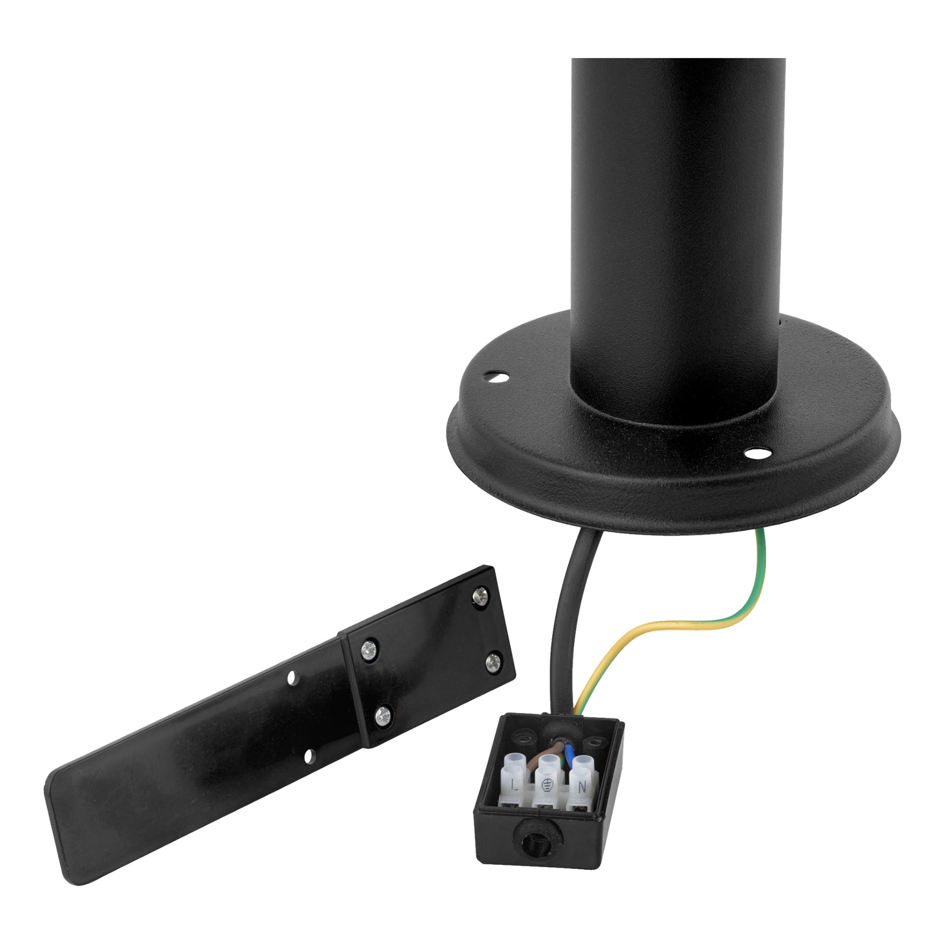 En närbild av EKVIP-lyktstolpen visar dess svarta metallram och runda bas. Synliga ledningar leder in i en öppen kopplingsdosa, där gröna, gula och svarta ledningar säkras med ledningsanslutningar. Metalltäcksplattan är gångjärnsöppen åt sidan.