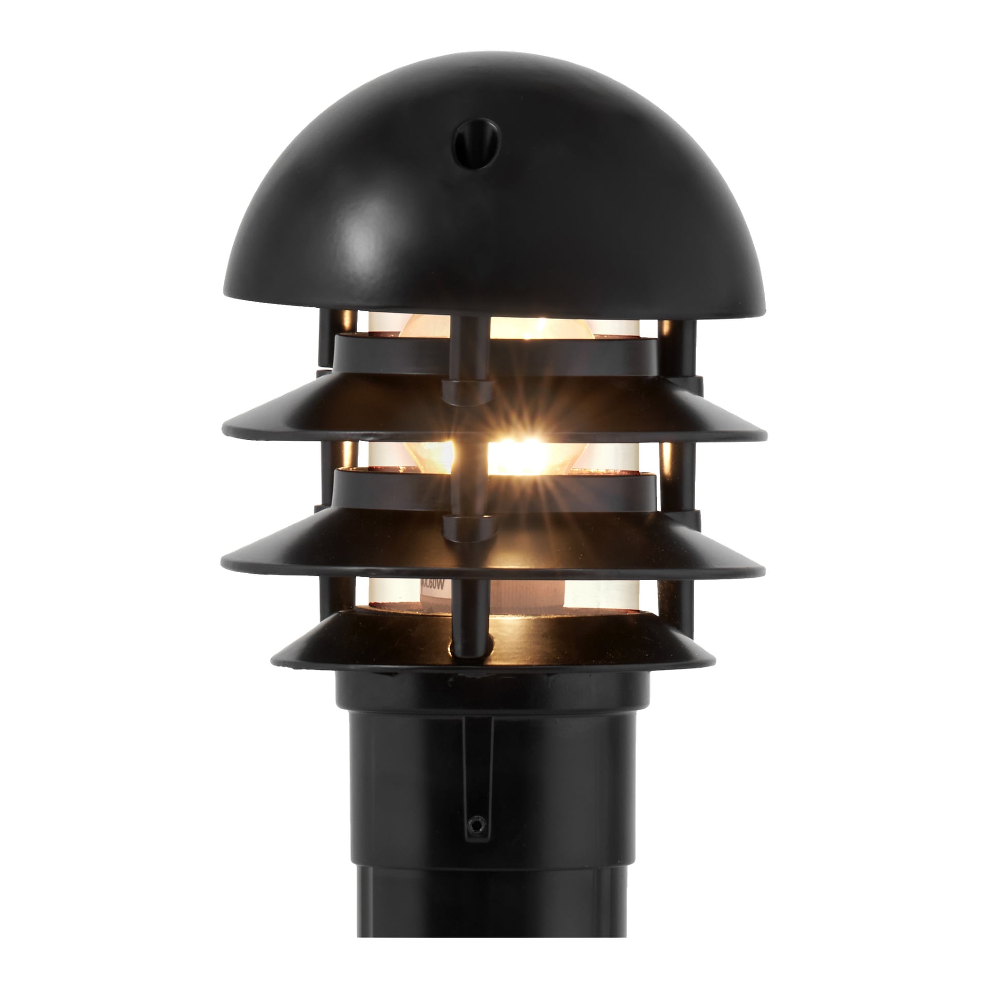 EKVIP-lyktstolpen med svart trädgårdsdesign, kupolformad topp och horisontella listor visar en ljus glödlampa synlig inuti.