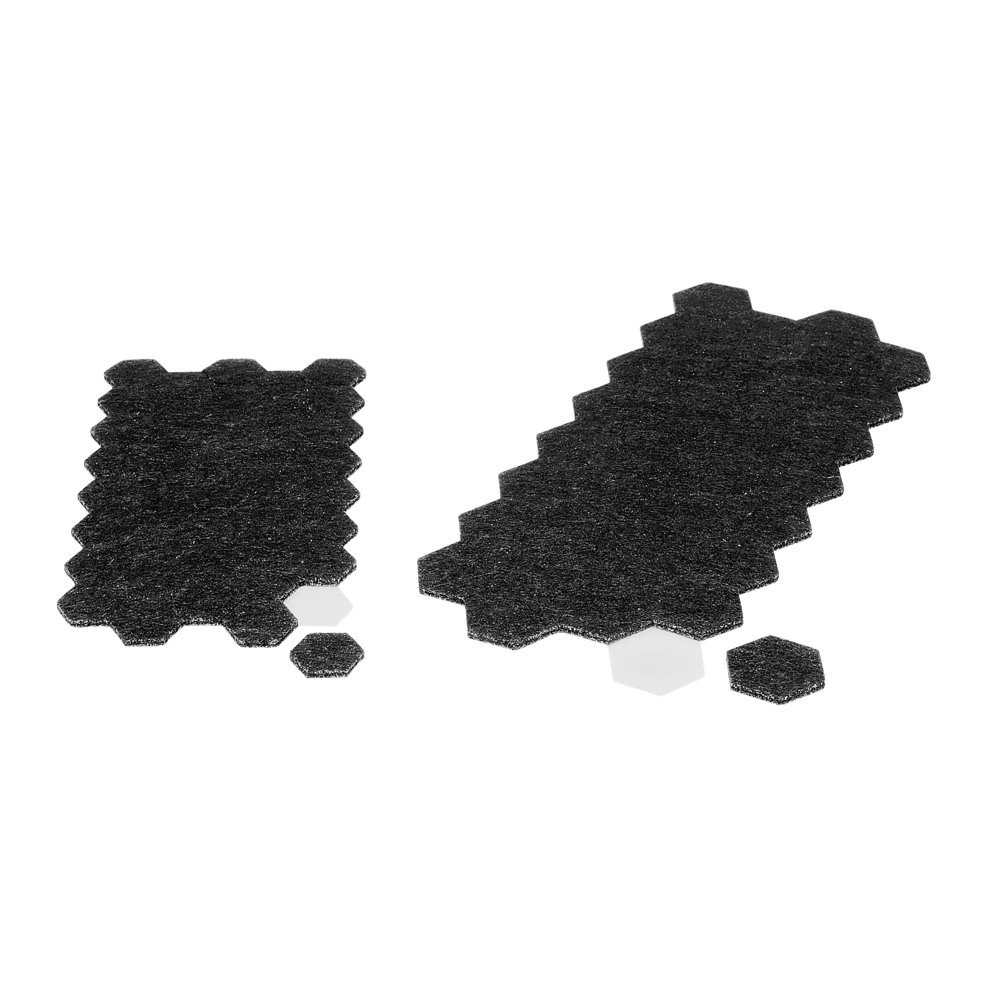 Två svarta, texturerade Hard Head Furniture-pads från ett 72-pack syns ovanifrån, bestående av sammankopplade hexagonala plattor. I närheten sitter två separata sexkantiga plattor lossade från huvudmattorna.