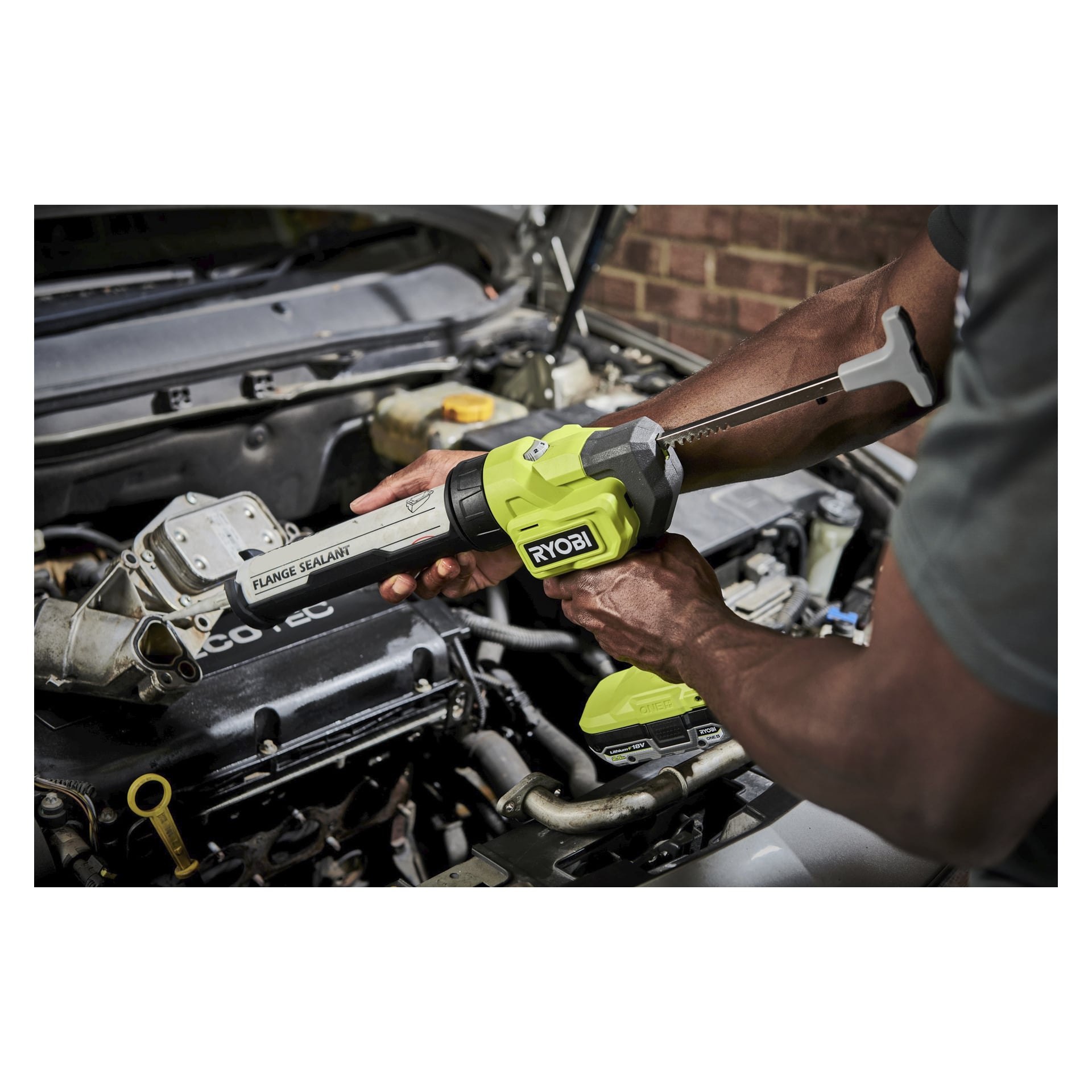 Någon använder en Ryobi One+ batteridriven fogmassa märkt som flänstätning, applicerar den under en bils huv där motorn och olika delar tydligt syns.
