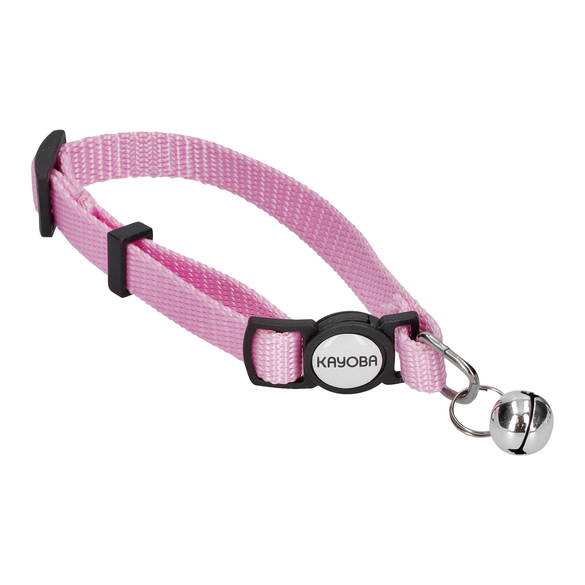 Ein rosa Katzenhalsband aus Kayoba, gefertigt aus gewebtem Stoff mit einer Plastikschnalle, mit einem runden Metallanhänger mit KAYOBA und einer kleinen silbernen Glocke auf einem Metallring.