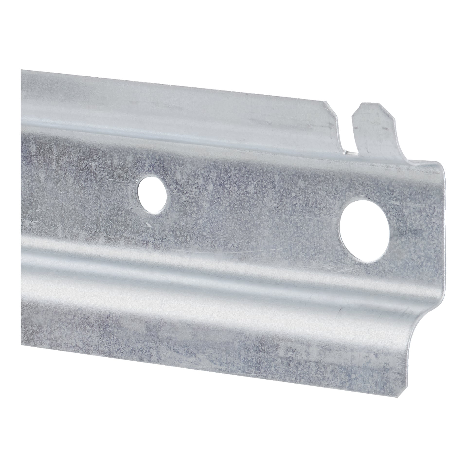Nærbilde av Hard Head Wall-skinnen for samlingsbokser, som viser en galvanisert metallstripe med bølgete kant og to runde hull. Overflaten virker blank, uferdig og lett teksturert.