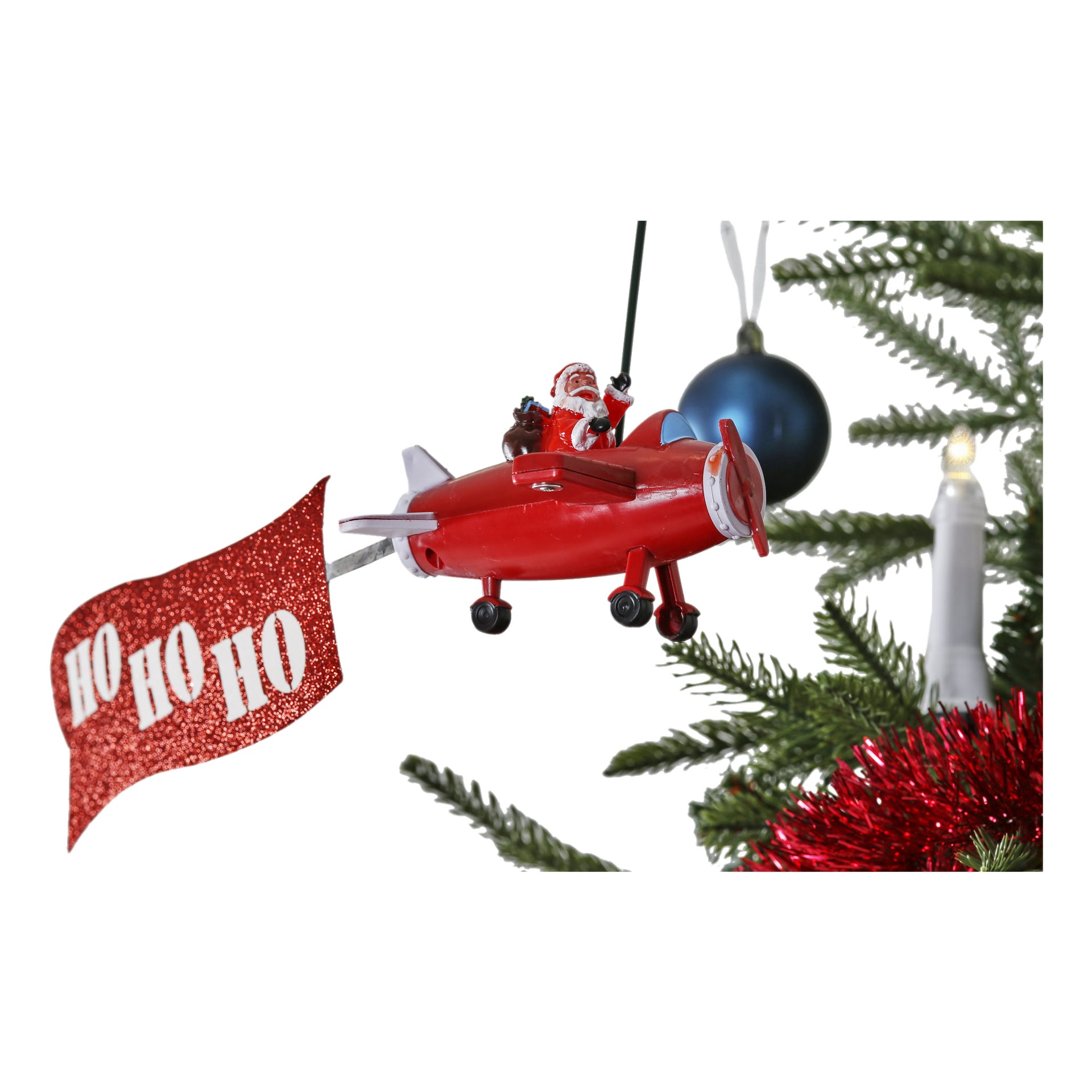 En EKVIP-prydnad med "Toppstjärna med flygande tomten" visar jultomten flyga ett rött flygplan med en brun säck, uppställd bland grenarna på en julgran. Planet drar en gnistrande röd "HO HO HO"-banner. Andra grandekorationer inkluderar en blå kula, ett ljus och en röd girlang.