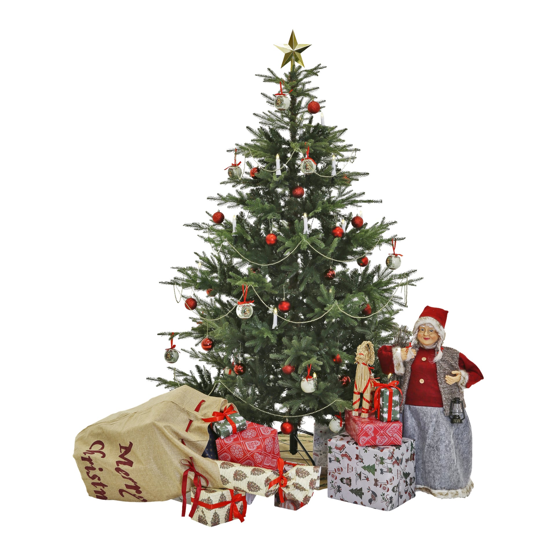 En julgran prydd med röda och silverfärgade prydnader och krönt med en gyllene stjärna står ovanför presenter inslagna i EKVIP julpapper, en beige säck och en jultomtefigur placerad till höger om granen.