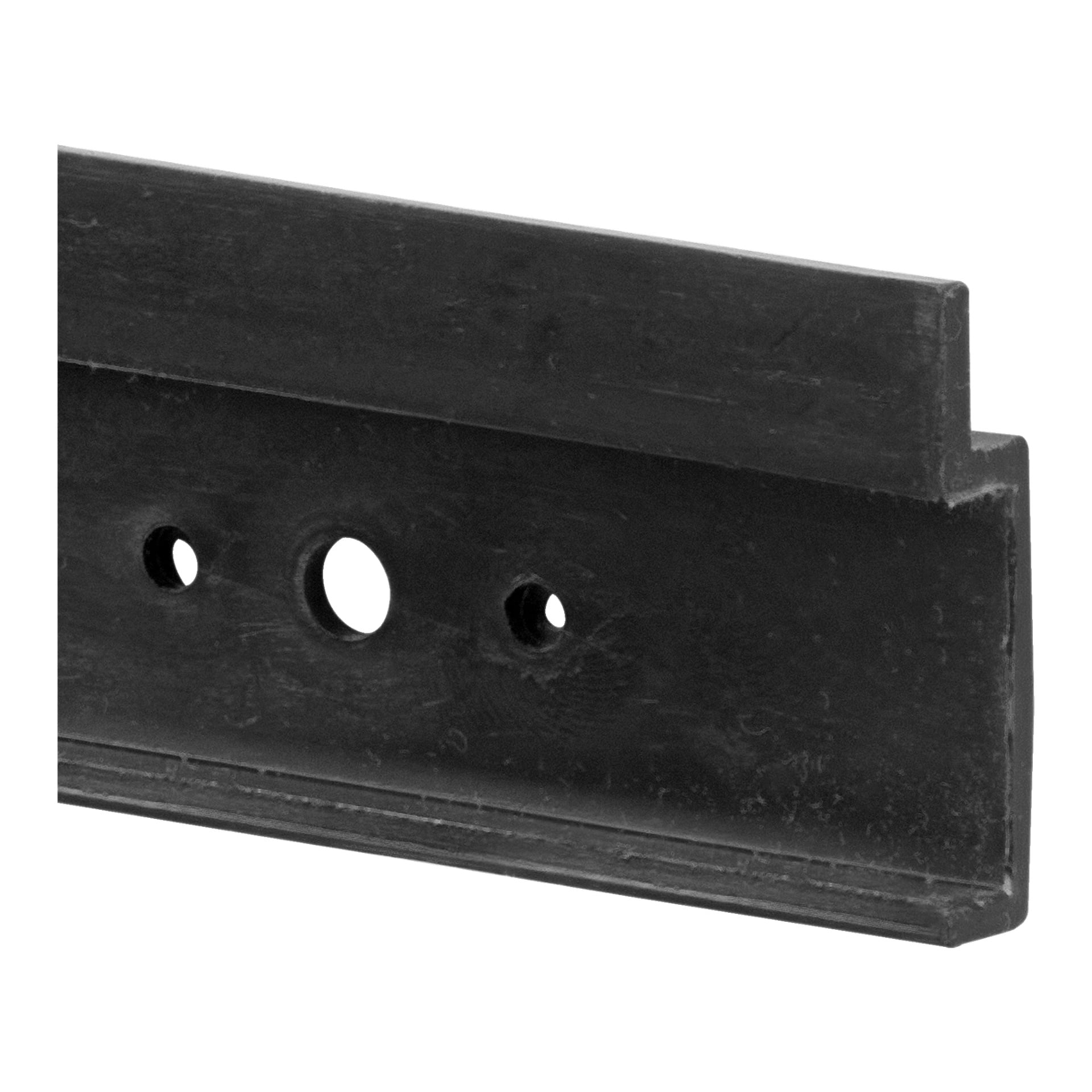 Szczegółowy widok czarnego metalowego uchwytu z zestawu Hard Head 20-częściowego Assortment Box, przedstawiający trzy wyrównane otwory — jeden większy i dwa mniejsze — z ukośną krawędzią o płaskim, teksturowanym wykończeniu.