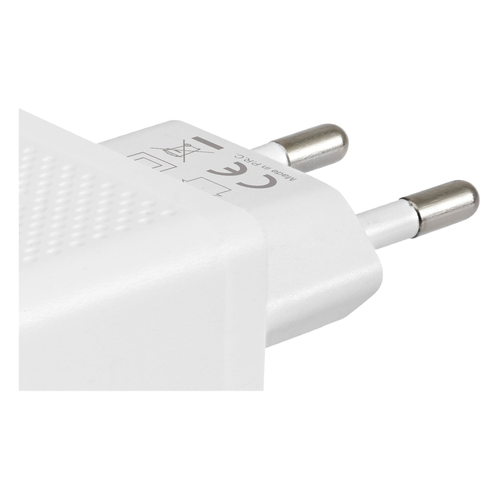 Närbild på Anslut Charger, en vit europeisk tvåstifts elektrisk adapter med certifieringsmärkningar som lyder Anslut och andra detaljer. Metallklinnarna är riktade åt höger och delvis inneslutna i plastkroppen.