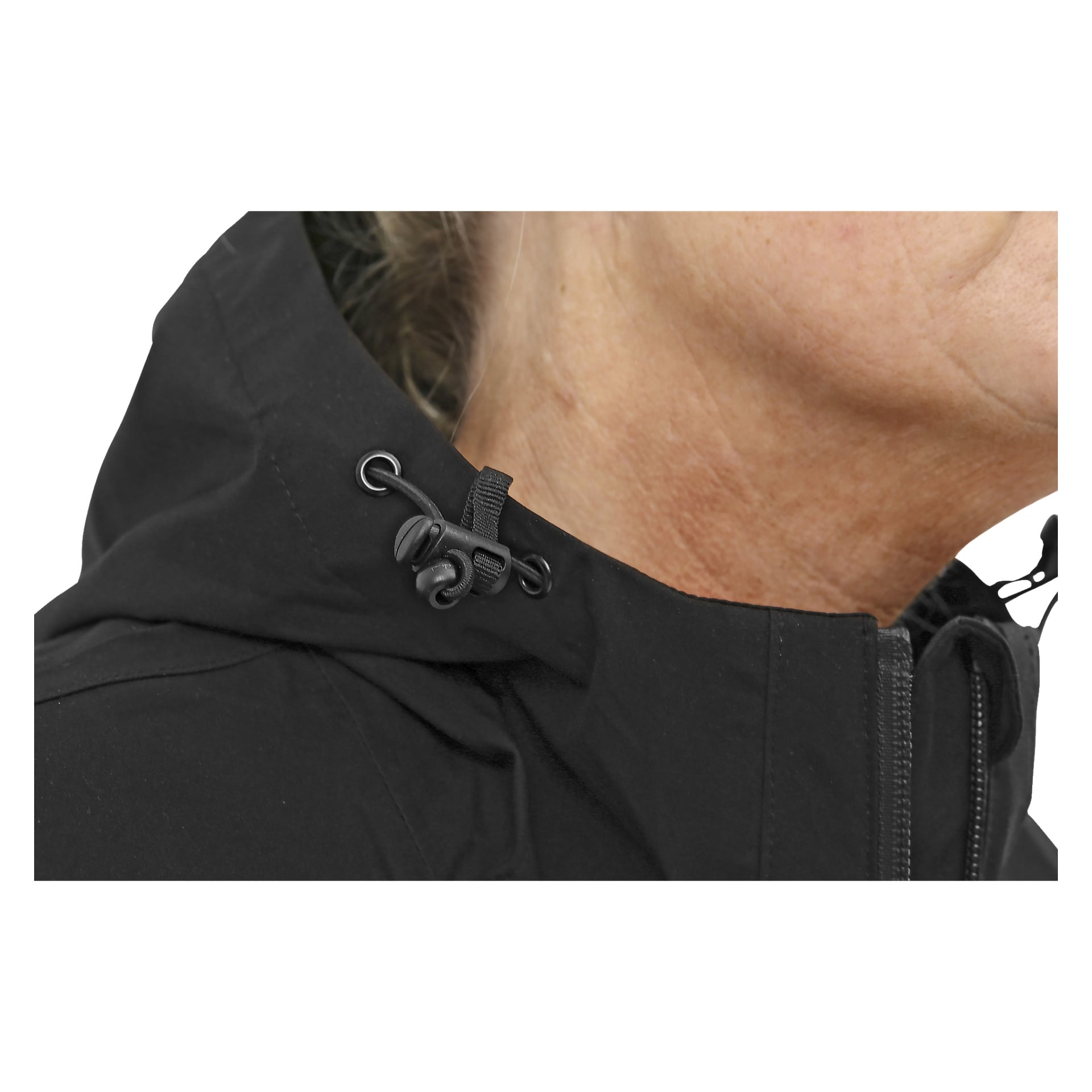 En närbild visar en kvinnas nacke och nedre ansikte när hon bär Kayoba Outdoor Women's svarta shelljacka. Jackan har en huva med justerbar dragsko och plastknapp för personlig passform.