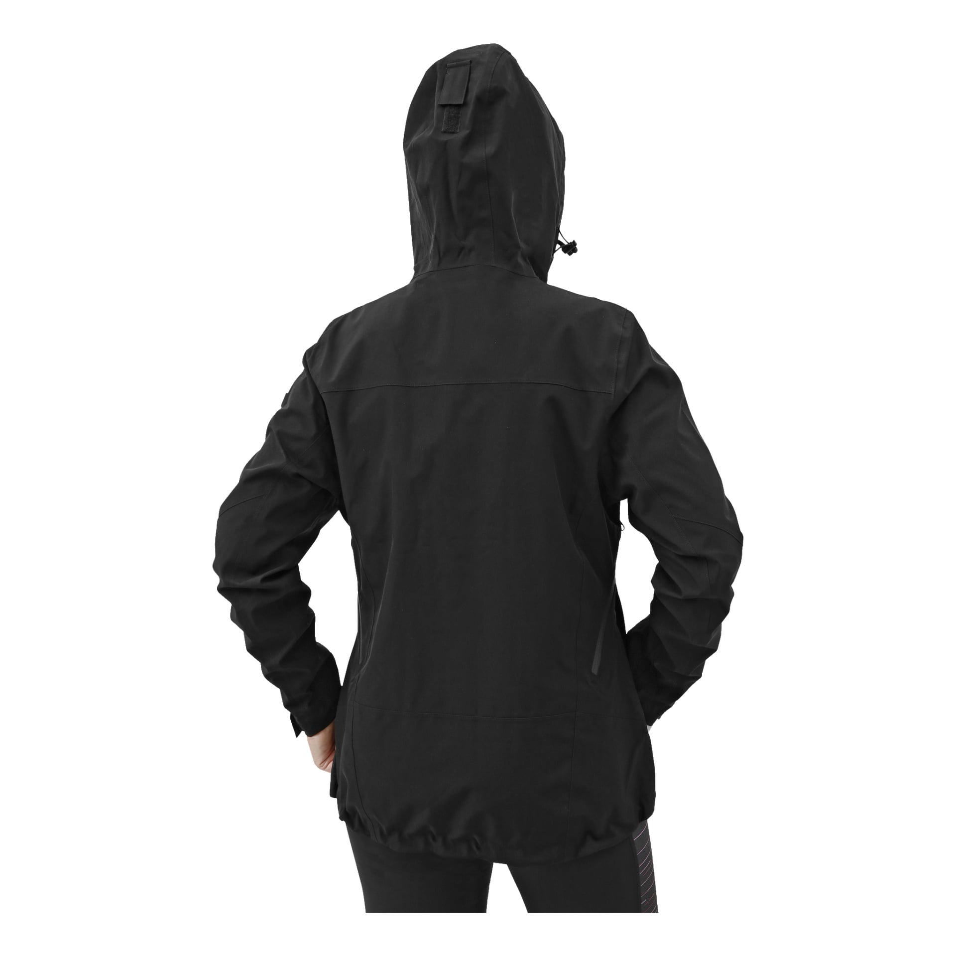 En person ses bakifrån iklädd Kayoba Outdoor Women's shelljacka, stående med händerna längs sidorna.