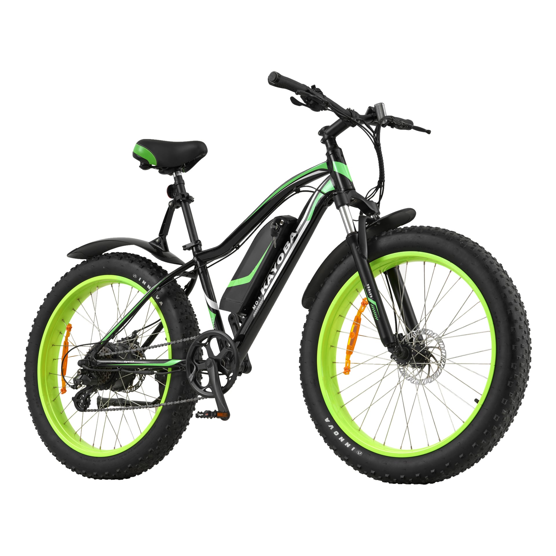 Kayoba E-fatbike är en mountainbike med fat-däck, designad i svart och grönt med slående neongröna fälgar. Den har en stadig ram och en svart stol som framhävers av gröna detaljer.