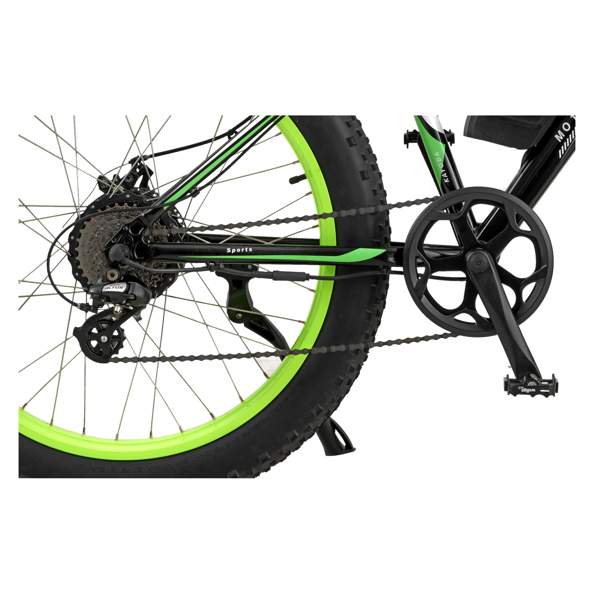 Detaljerad vy av Kayoba E-fatbikes drivlina, med fokus på bakhjul, växelsystem, växel, kedja, vevaxel, pedaler och stöd. Cykeln har ett brett däck med en livfull limegrön fälg och ramen bär ordet "Sports.".