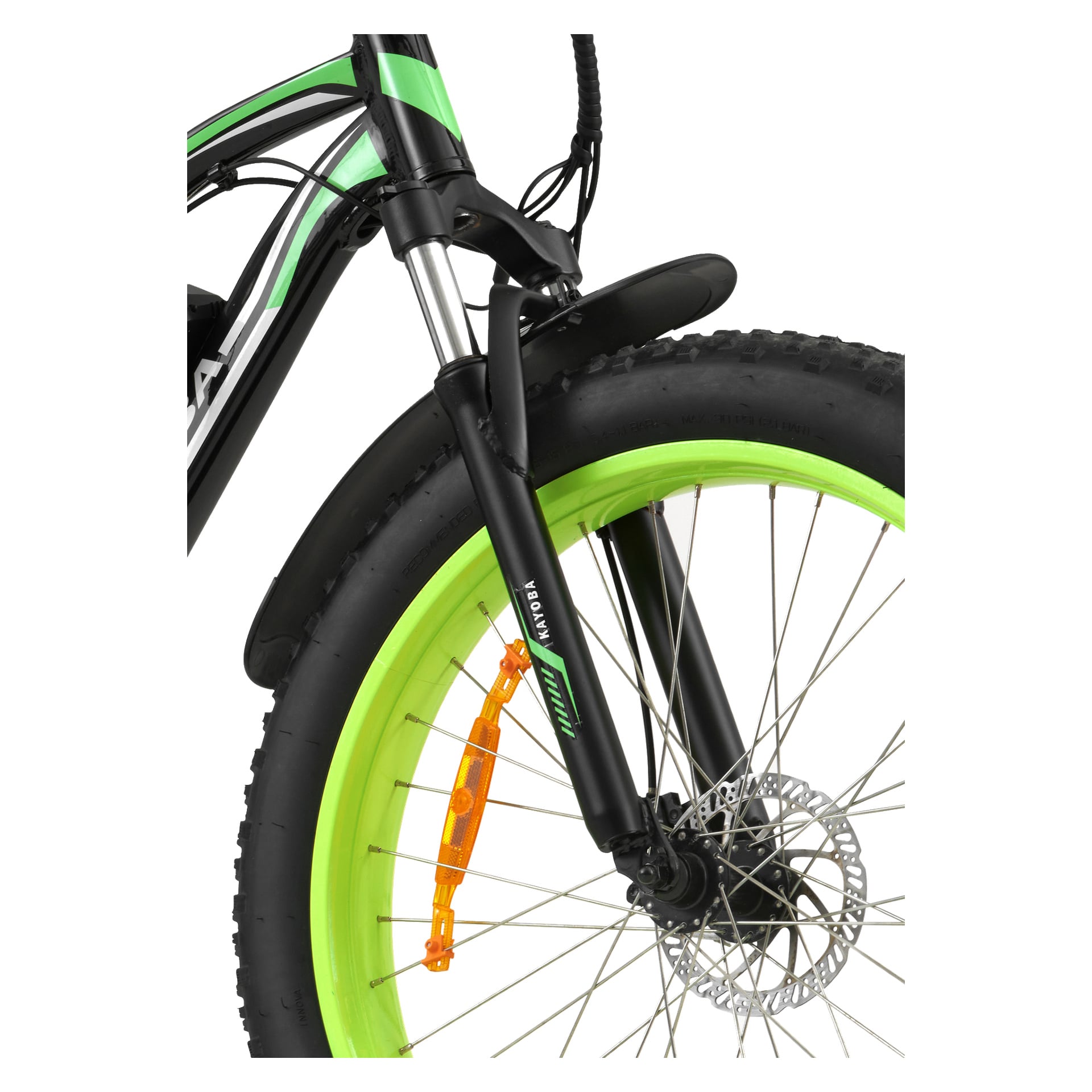 En detaljerad vy av Kayoba E-fatbikes framhjul med en neongrön fälg, svart däck, framfjädringsgaffel, skivbroms, svart skärm och orange reflektor. Ramen visar ett mönster av svarta och gröna detaljer.