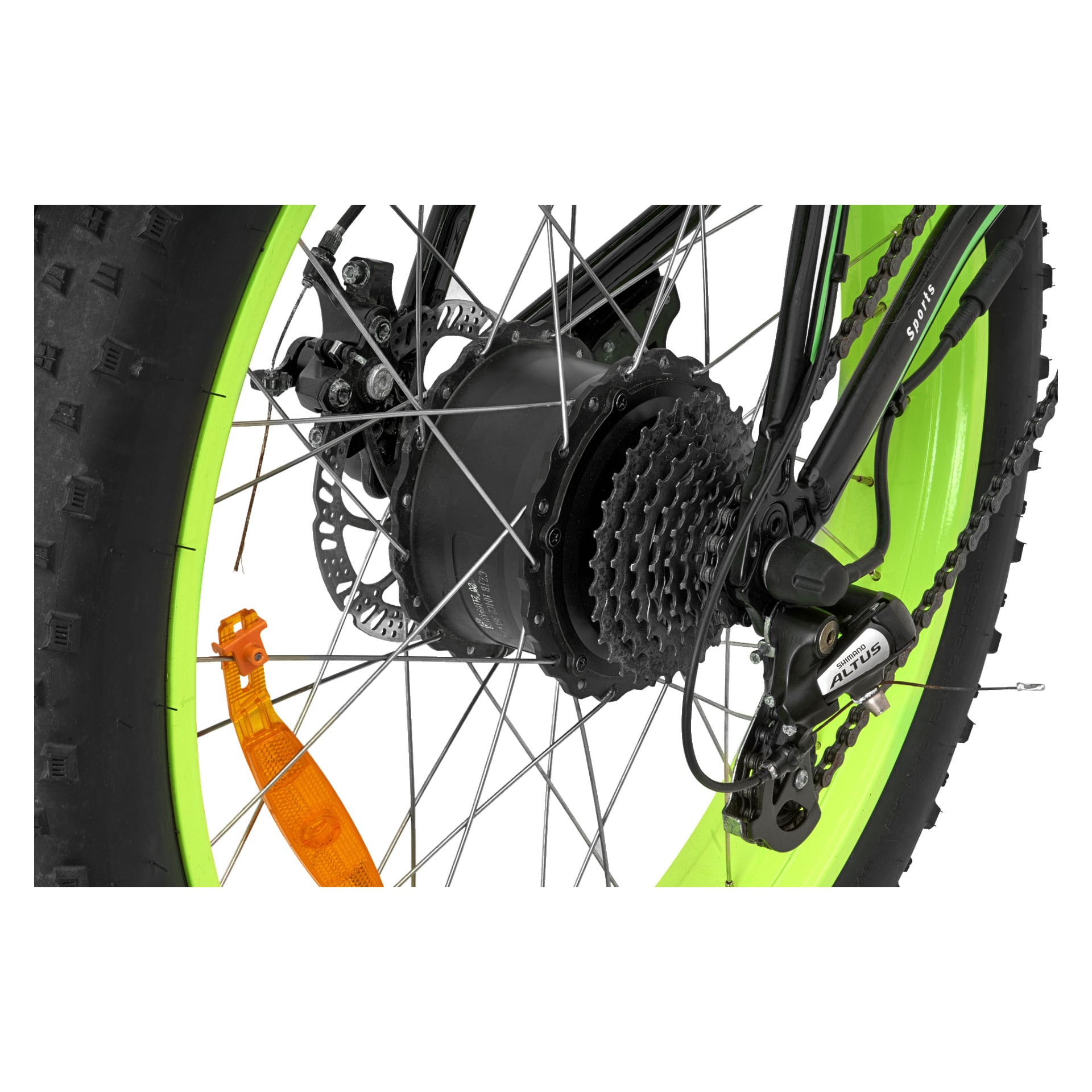 Detaljerad vy av Kayoba E-fatbikes bakhjul med en neongrön fälg, växelkassett, skivbroms, växel, flera ekrar och en del av den svarta ramen. Det breda däcket har en orange reflektor monterad på en eker.