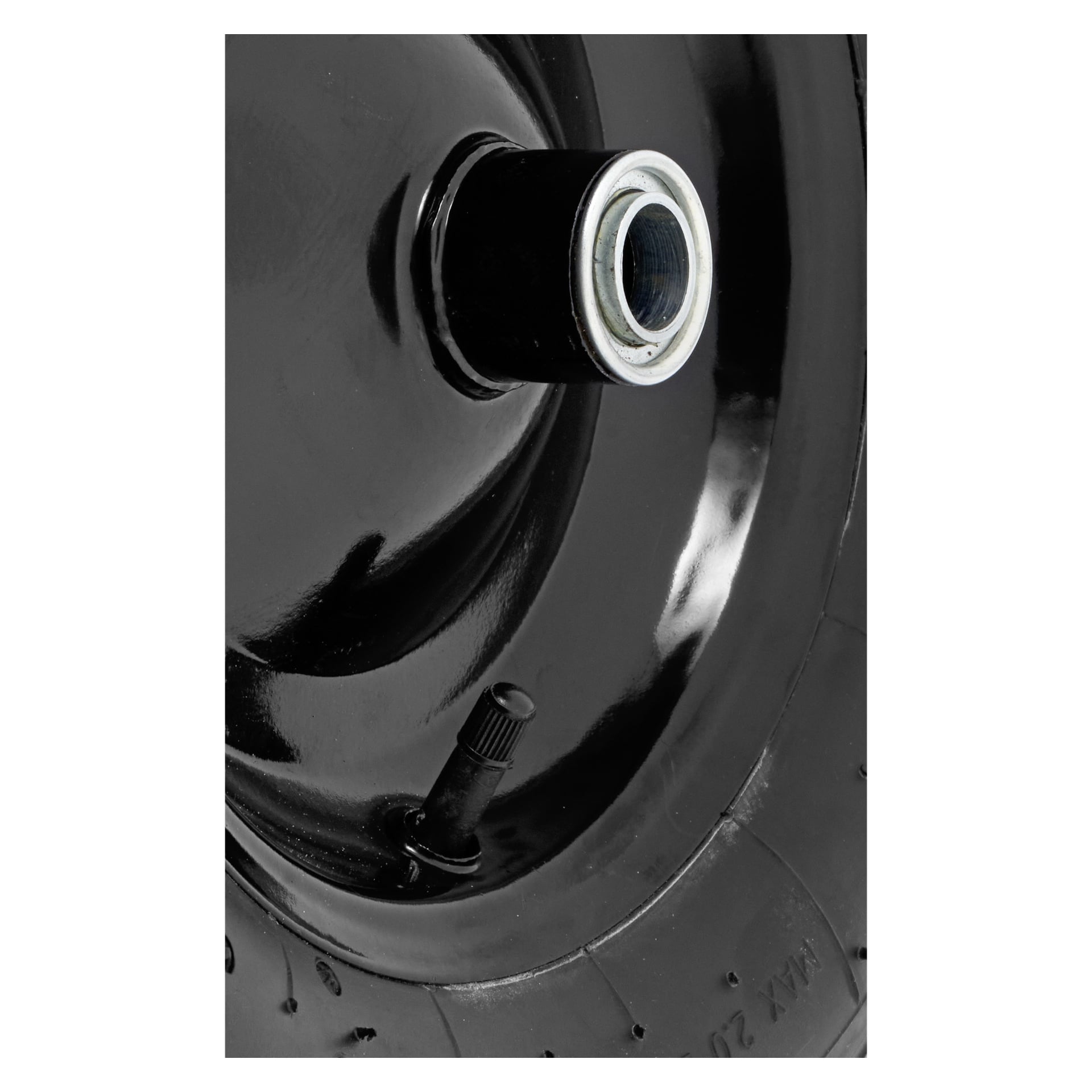 Detaljerad närbild av Hamron Pneumatics gummihjul, som visar ett svart däck med tydligt mönster, metallnavkapsel och luftventil. Hjulets reflekterande yta framhäver både mönster och fälgdetaljer.
