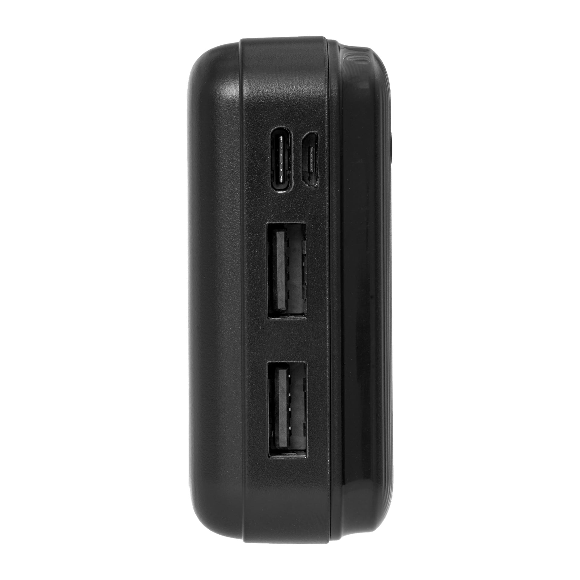 Nahaufnahme der Seite der Anslut Powerbank, die ein schwarzes Gerät mit zwei USB-A-Anschlüssen, einem USB-C-Anschluss und einem Micro-USB-Anschluss zeigt.