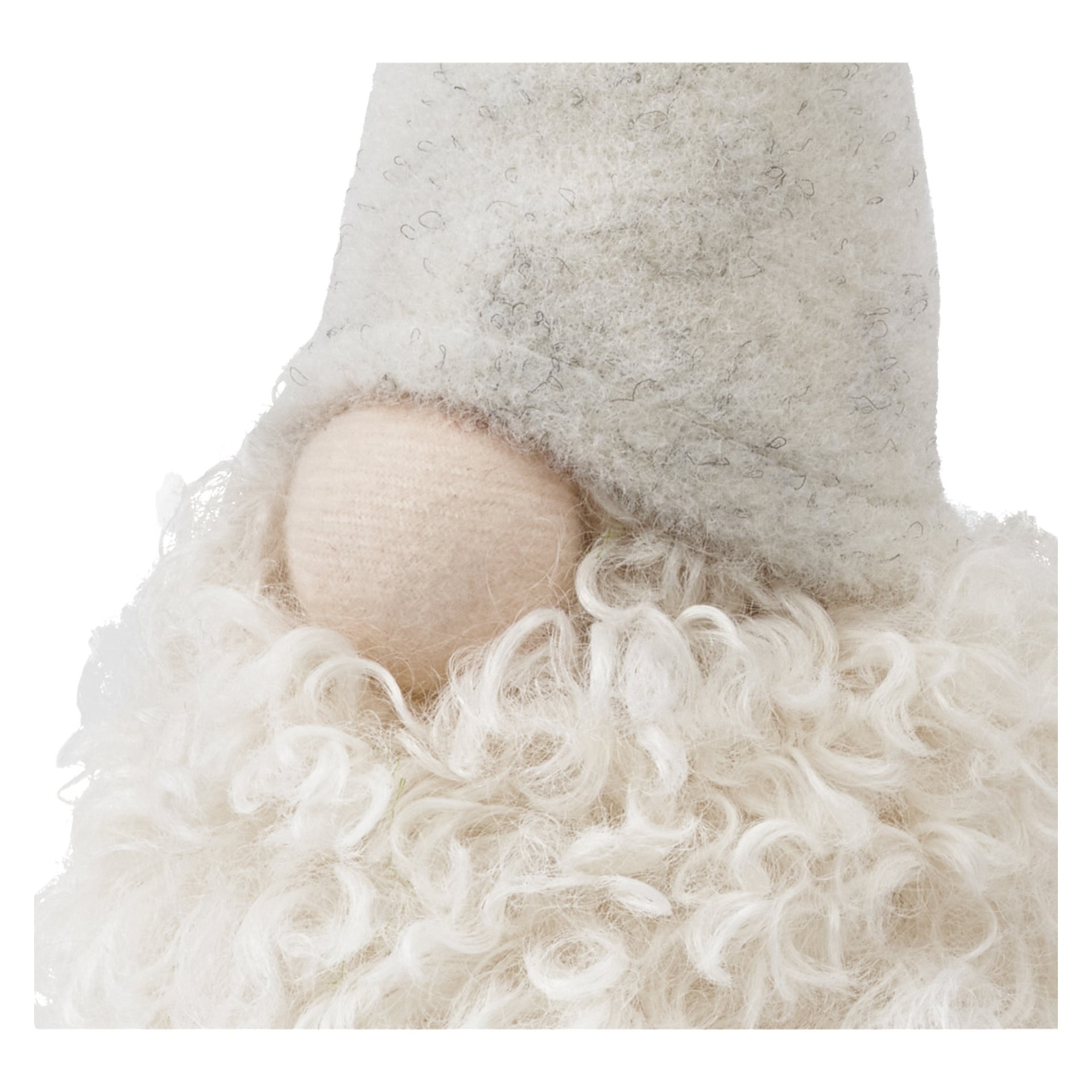 Närbild på EKVIP Santa-figuren med en hög, fluffig vit hatt, en rund rosa näsa och ett tjockt, lockigt vitt skägg som nästan döljer ansiktet.