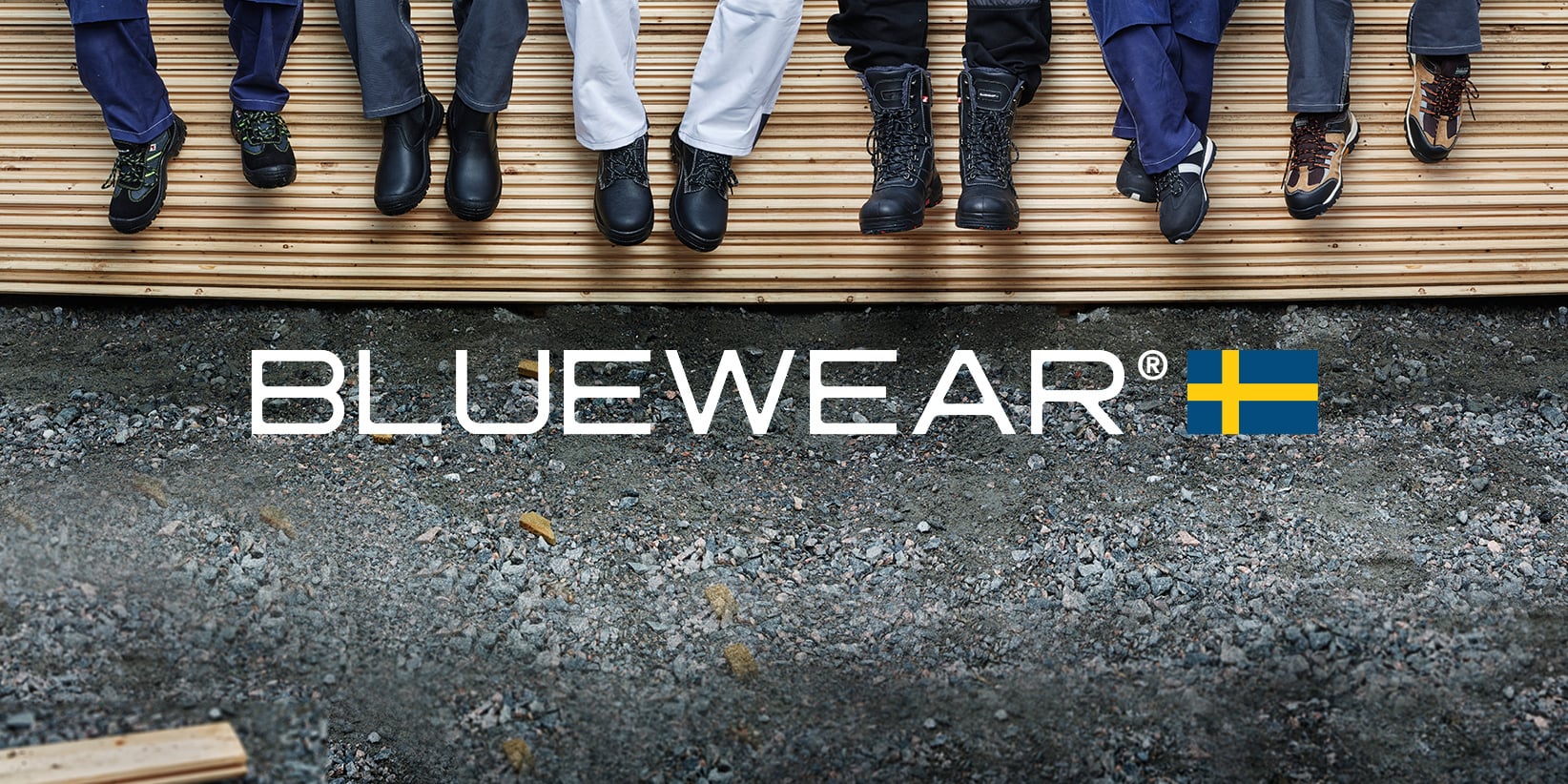 En gruppe mennesker i ulike arbeidsstøvler sitter på et tre over en stein. "BLUEWEAR" og et svensk flagg står med stor skrift i midten.