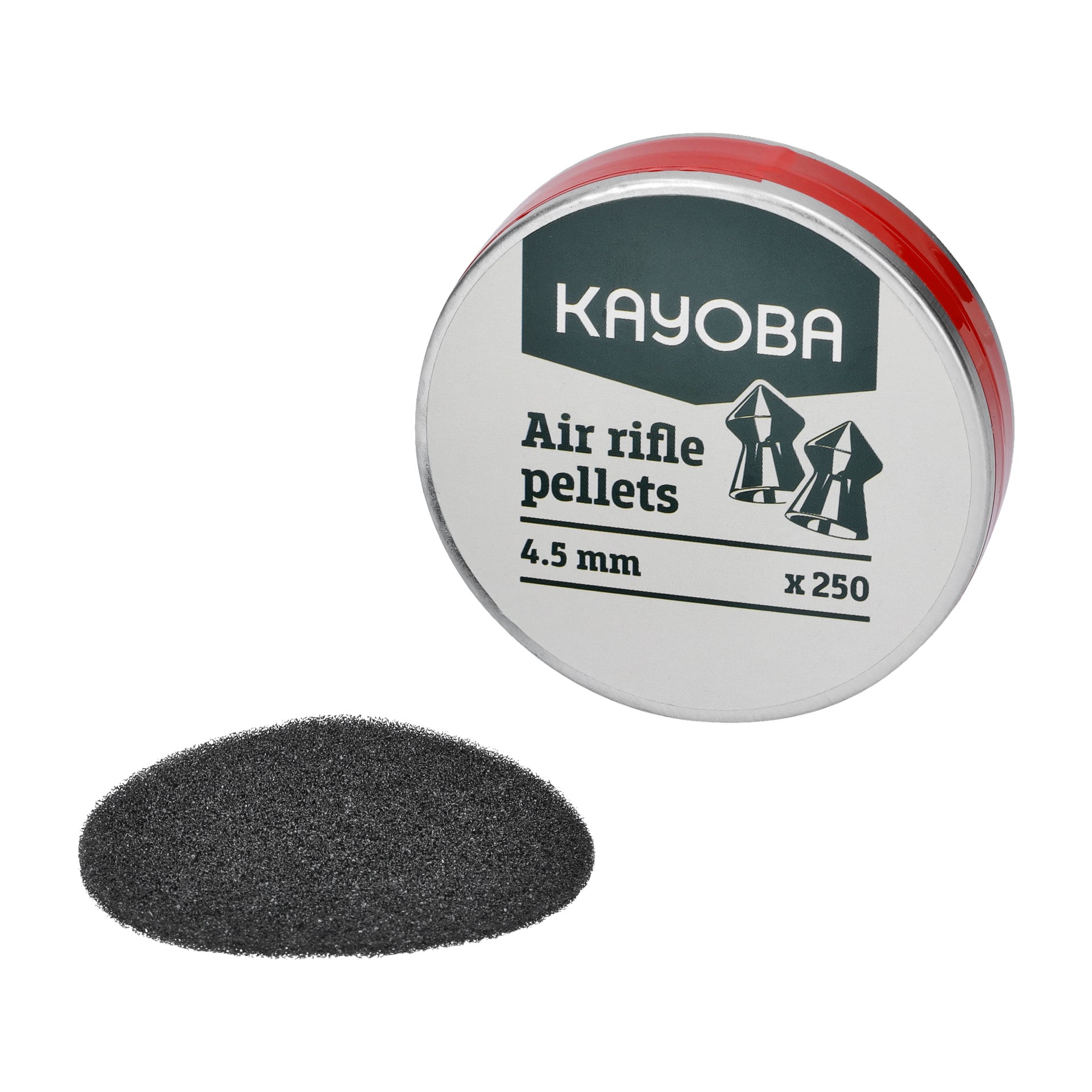 En rund burk märkt "Kayoba Air rifle pellets 250 pack" placeras bredvid en liten hög med mörka kulor. Plåten har en övervägande vit färg, accentuerad med röd kant och gröna bokstäver.