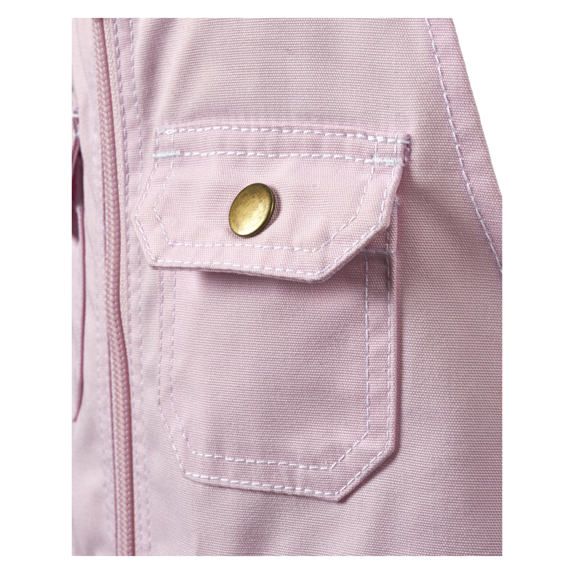 Närbild på en blekrosa ficka med vit söm och en messingsknapp på fliken, syns på Bluewear Children's haklapp och tandställning. En dragkedja syns längs vänster sida.