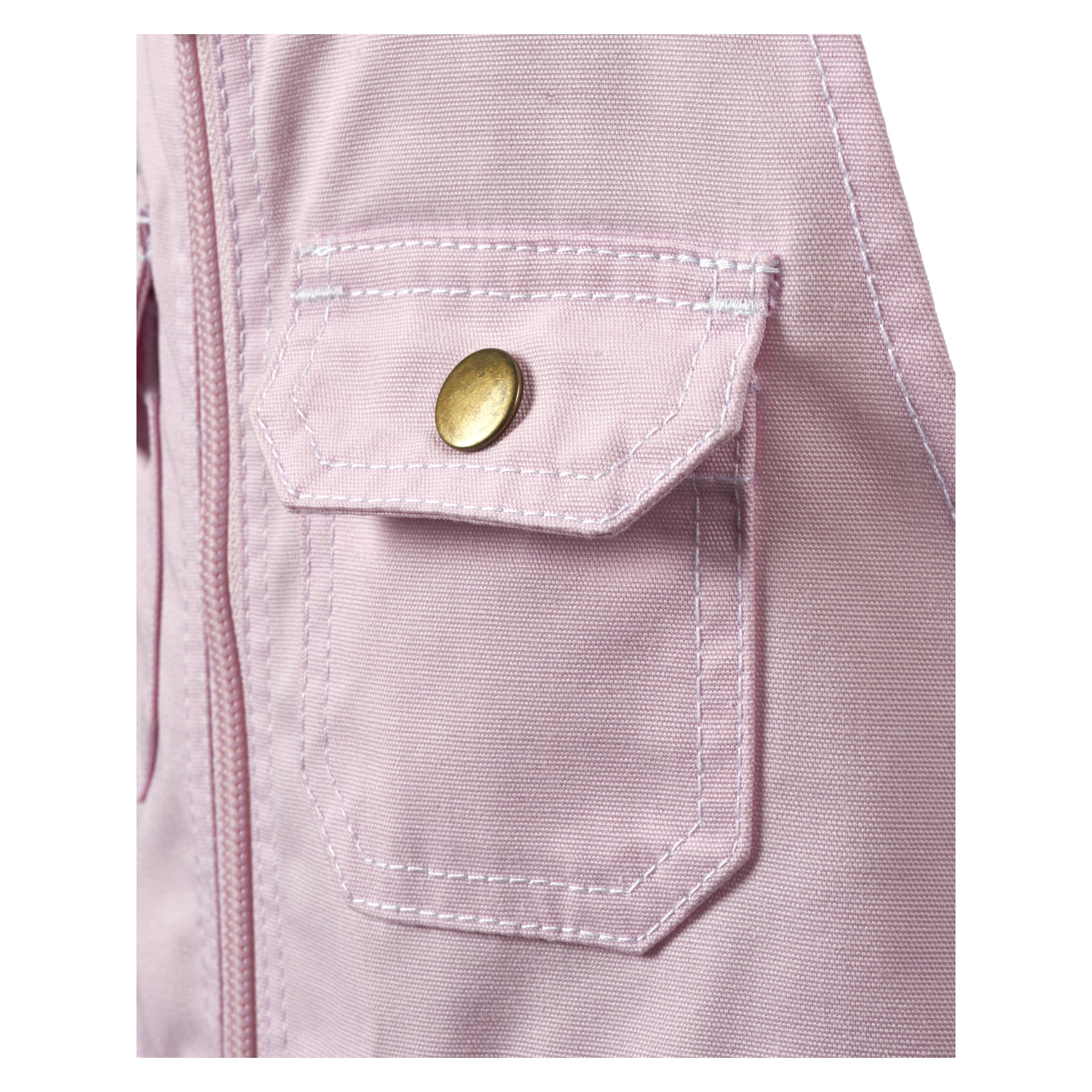 Detaljerad vy av en ficka på Bluewear Children's haklapp och tandställning, med rosa tyg kantat med vita sömmar, en flik fäst med en cirkulär mässingsknapp och en del av en dragkedja sedd till vänster.