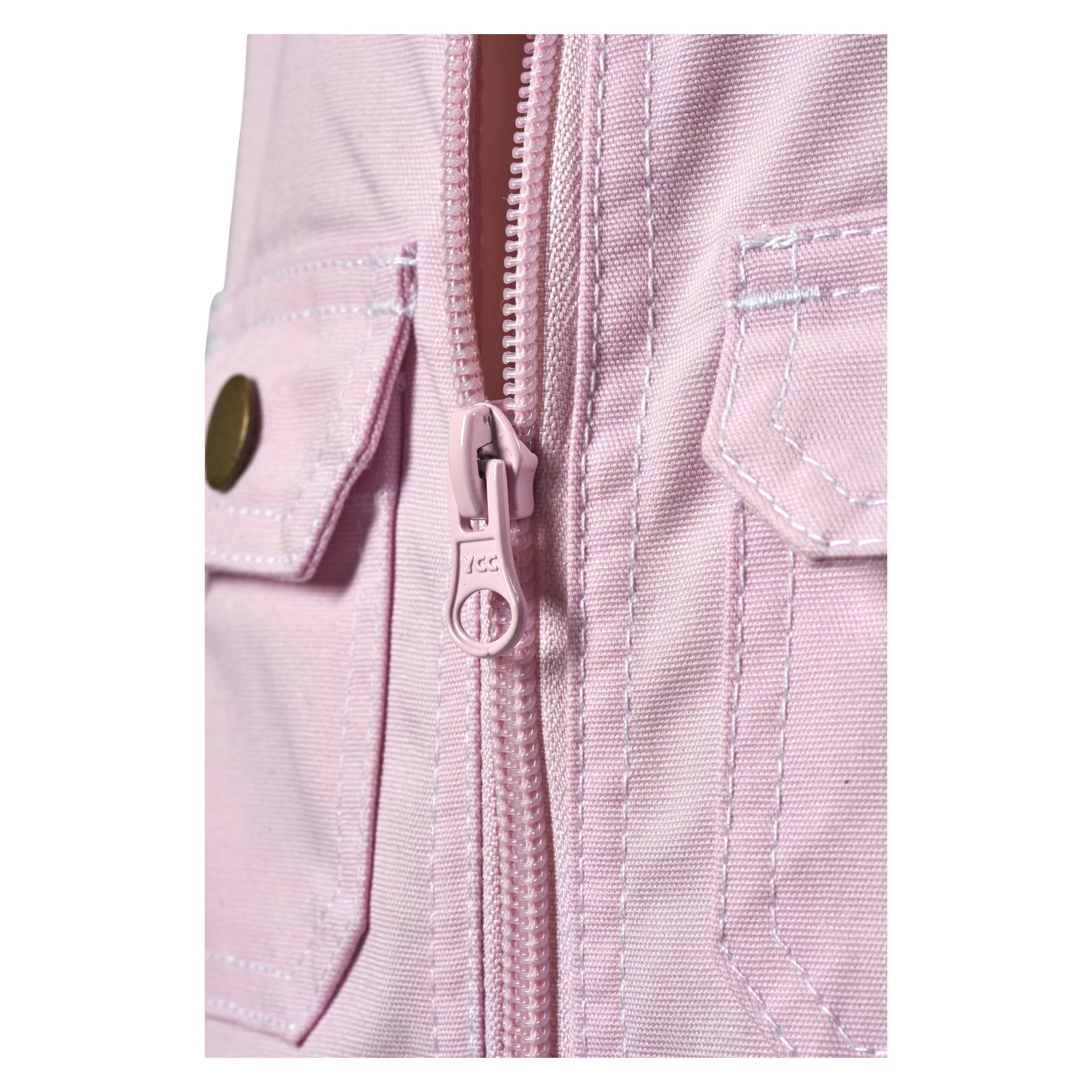 Pink Bluewear barnlapp och tandställningar visas i närbilden, där en delvis uppdragen dragkedja och två främre fickor med öppna knappar framhålls med metallknappar. Fickorna och dragkedjan är kantade med vita sömmar.