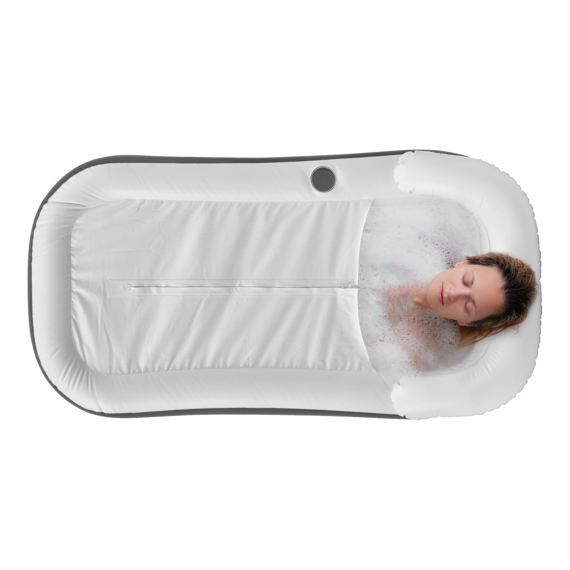 Sett ovanifrån vilar en avslappnad person med slutna ögon i ett EKVIP uppblåsbart badkar fullt av vatten och bubblor. Endast deras huvud och övre bål är synliga.