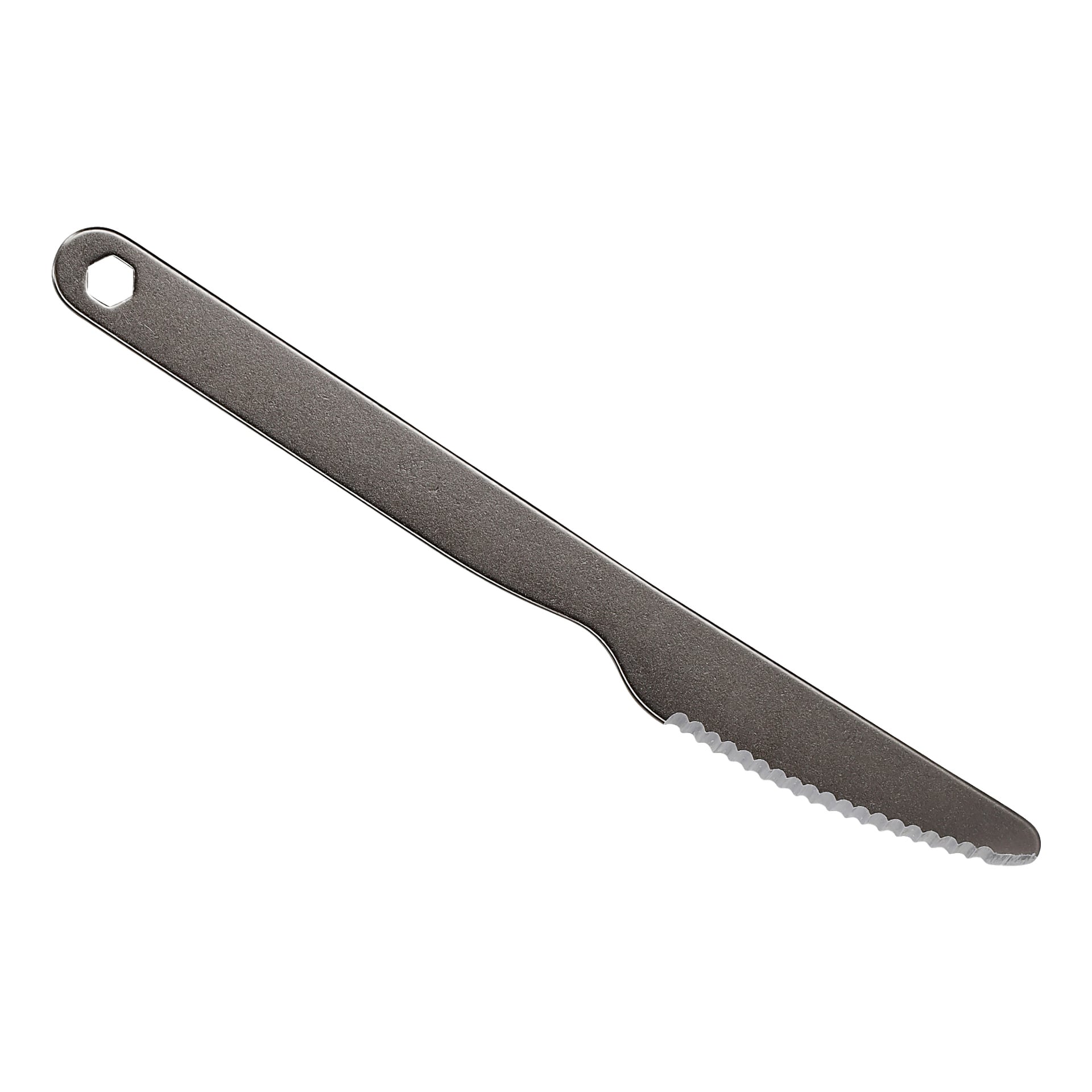 En Kayoba Outdoor Lightweight metallisk smörkniv med en tandad egg och ett hål i änden av handtaget.