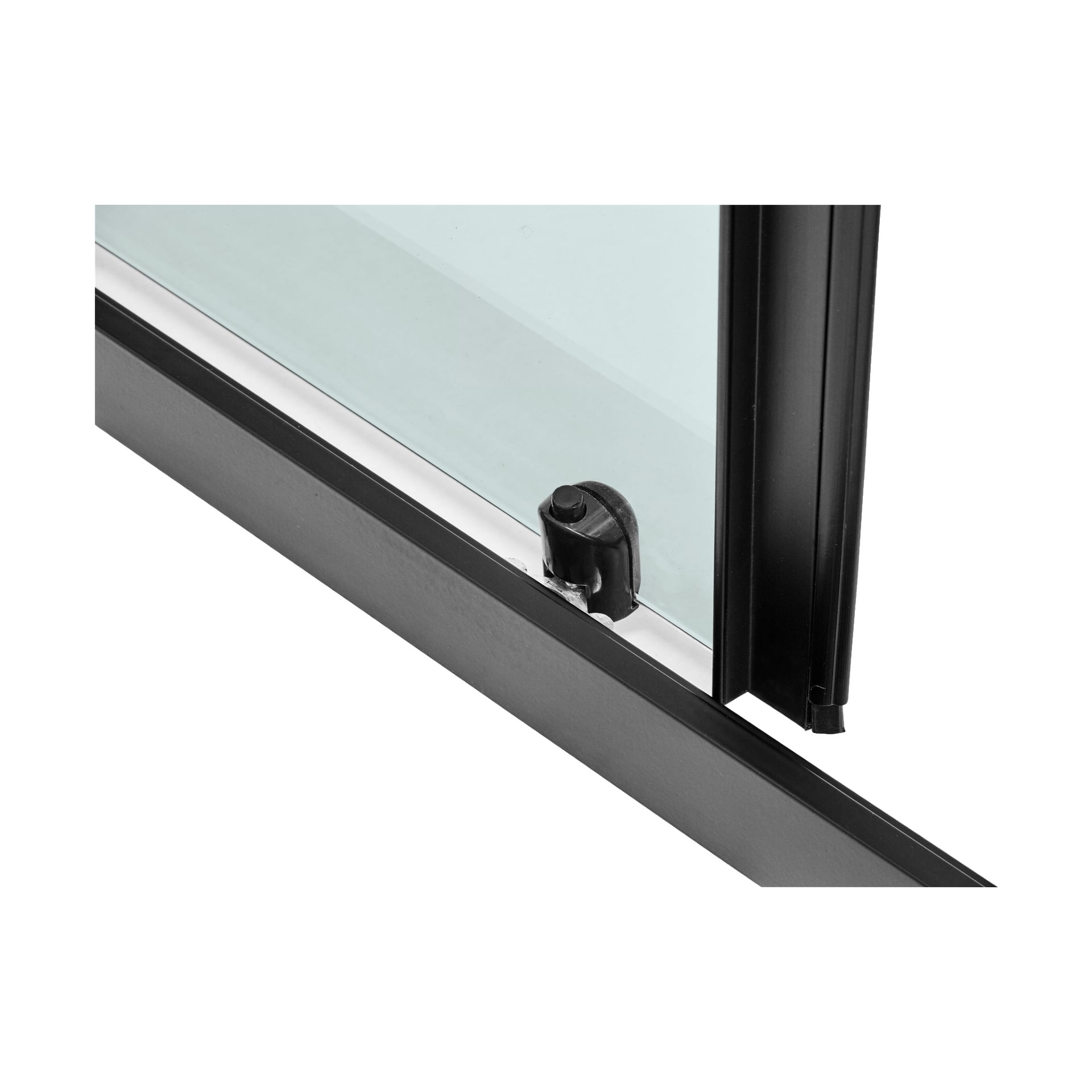 Detaljert bilde av bunnen og hjørnedelen av EKVIP Black Corner Shower med skyvedører, som fremhever den svarte metallrammen og en liten svart plastpropp festet nederst.