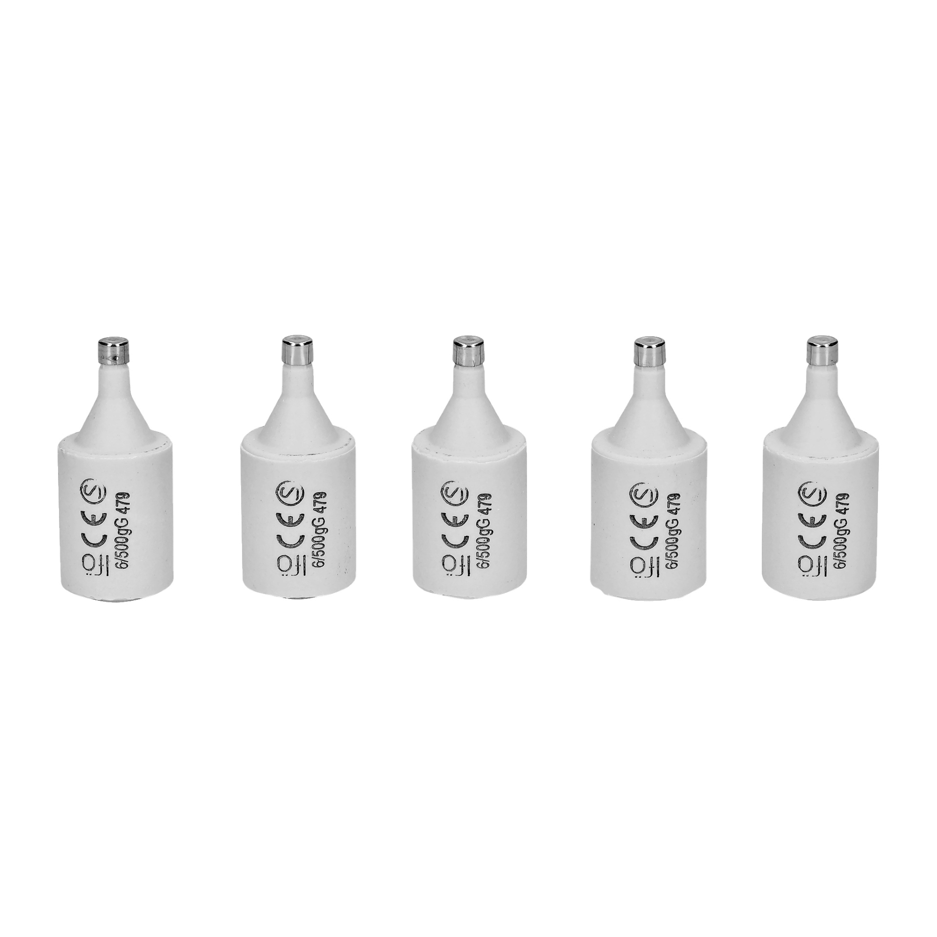 Fem identiska Ifö vita keramiska säkringar med metallspetsar är uppradade i rad. Varje säkring, som är en del av ett 5-pack, visar regleringssymboler, text och koden 6/500 gG 4-70 på sidan.