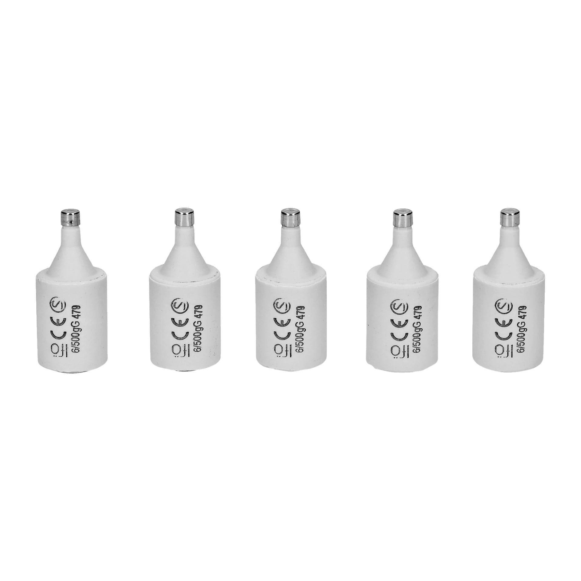 Fem identiska Ifö vita keramiska säkringar med metallspetsar är uppradade i rad. Varje säkring, som är en del av ett 5-pack, visar regleringssymboler, text och koden 6/500 gG 4-70 på sidan.