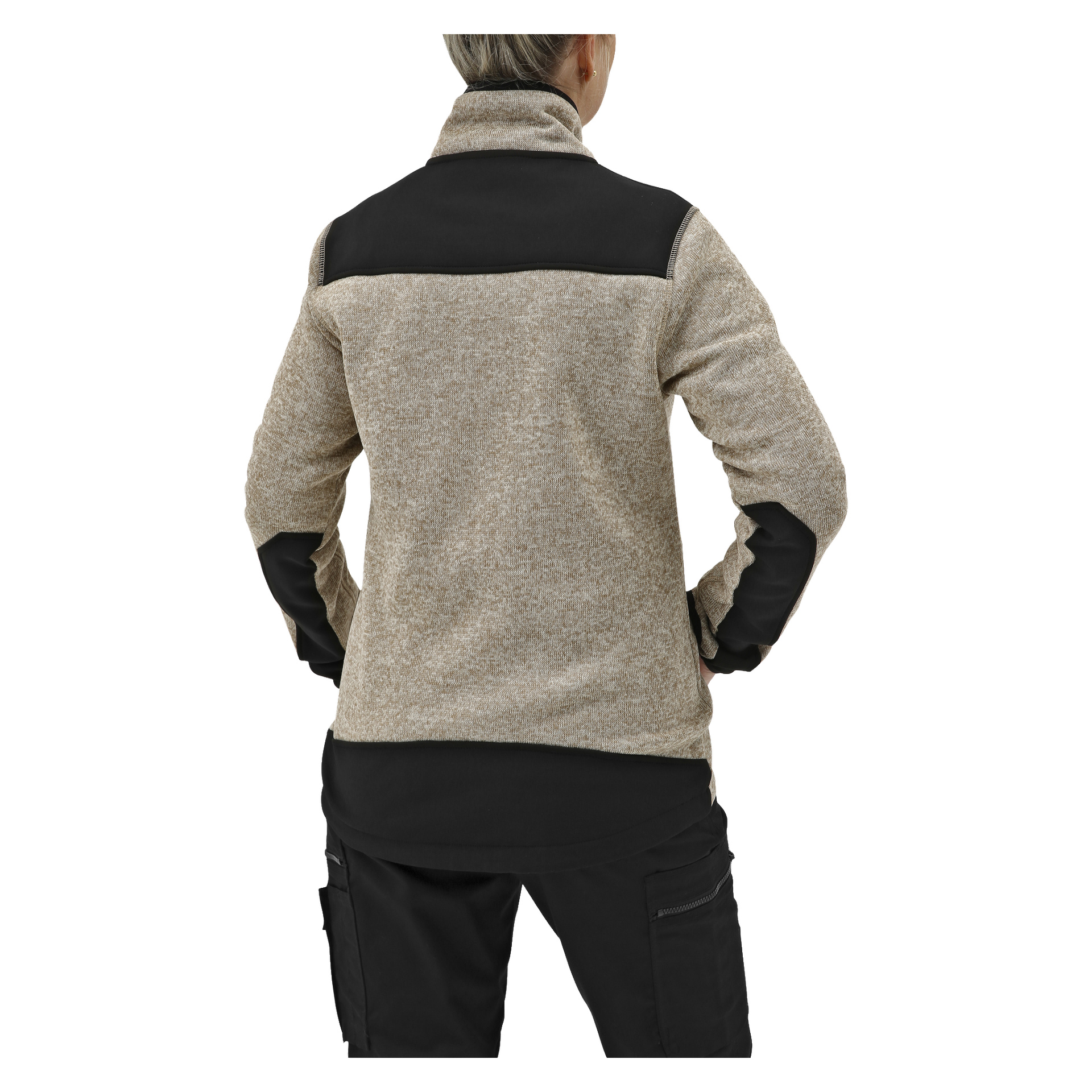 Henkilö seisoo selkä kameraan päin, kädet lanteilla, pukeutuneena Bluewear Women's fleece-takkiin beigen ja mustan cargo-housuissa.