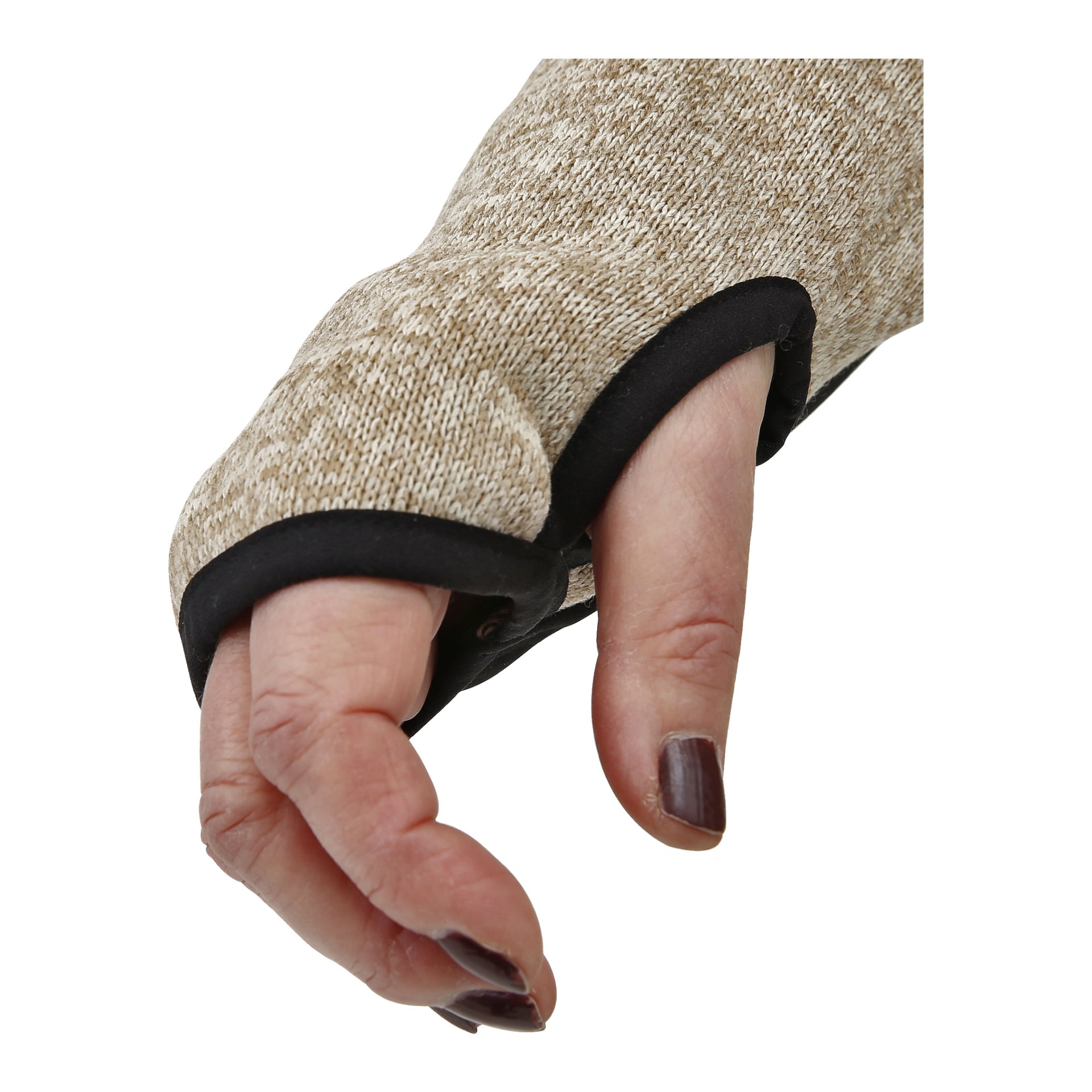Eine Nahaufnahme zeigt eine Hand in der Bluewear Women's Fleecejacke mit freiliegenden Fingerspitzen und Daumen, die Ärmeldetails hervorhebt. Dieser Stil passt gut zu kurzem, dunklem Nagellack.