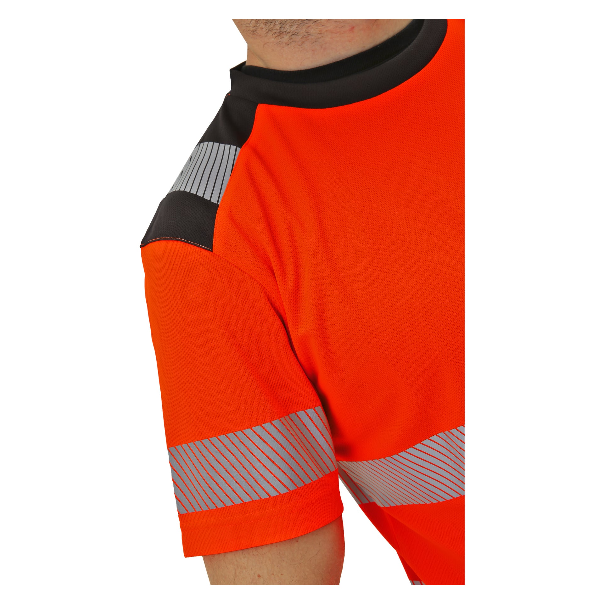 En person visas från bröstet och uppåt iklädd en Bluewear kortärmad hög-vis-skjorta med starkt orange tyg och reflekterande grå ränder på ärmar och axlar.
